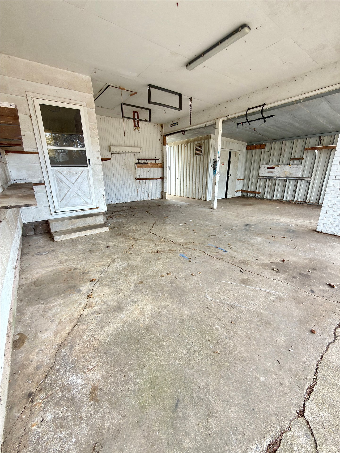 908 W Commercial Property Photo 4