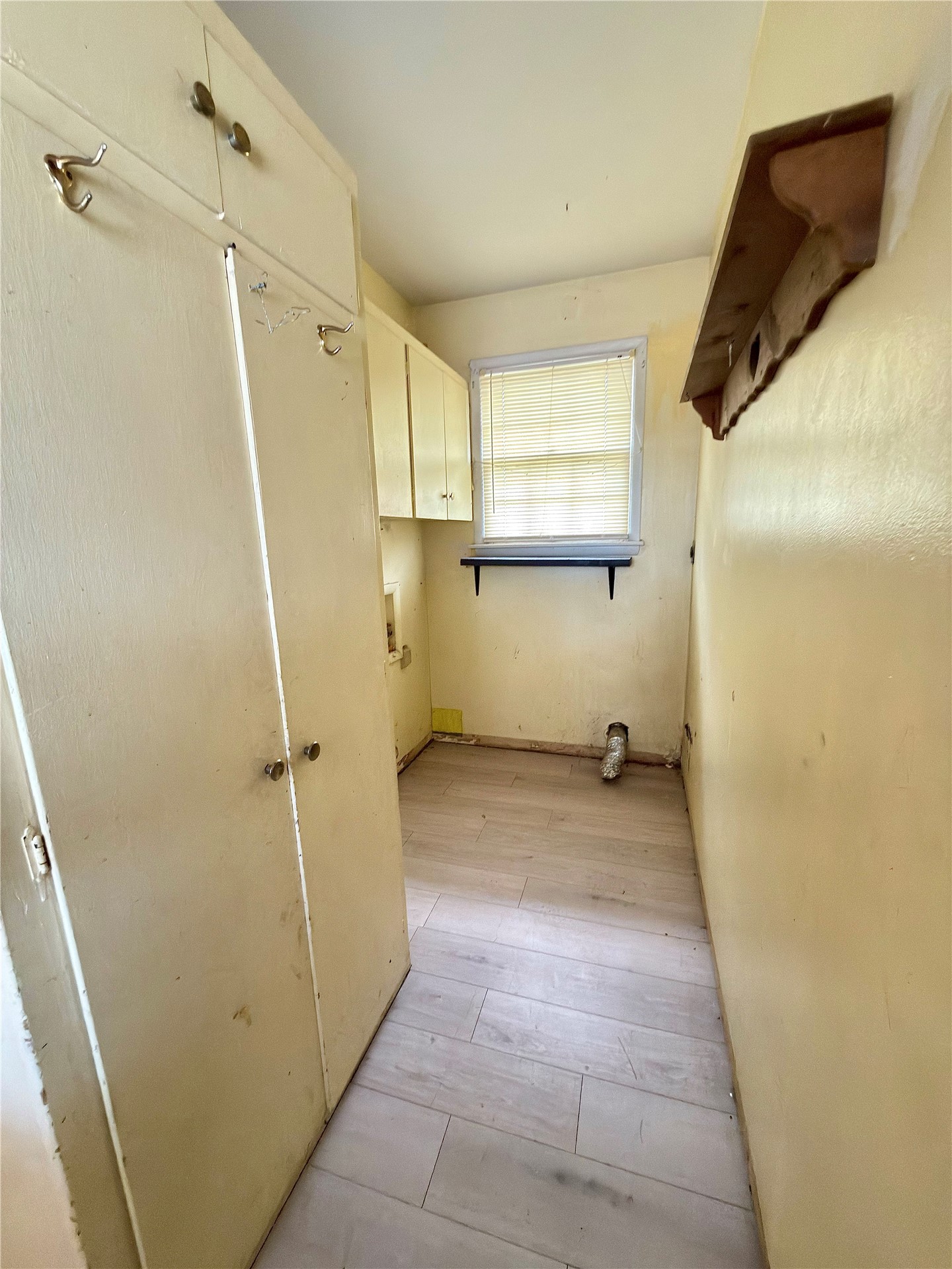 908 W Commercial Property Photo 7