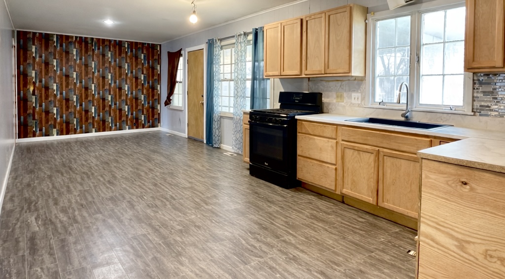 908 W Commercial Property Photo 8