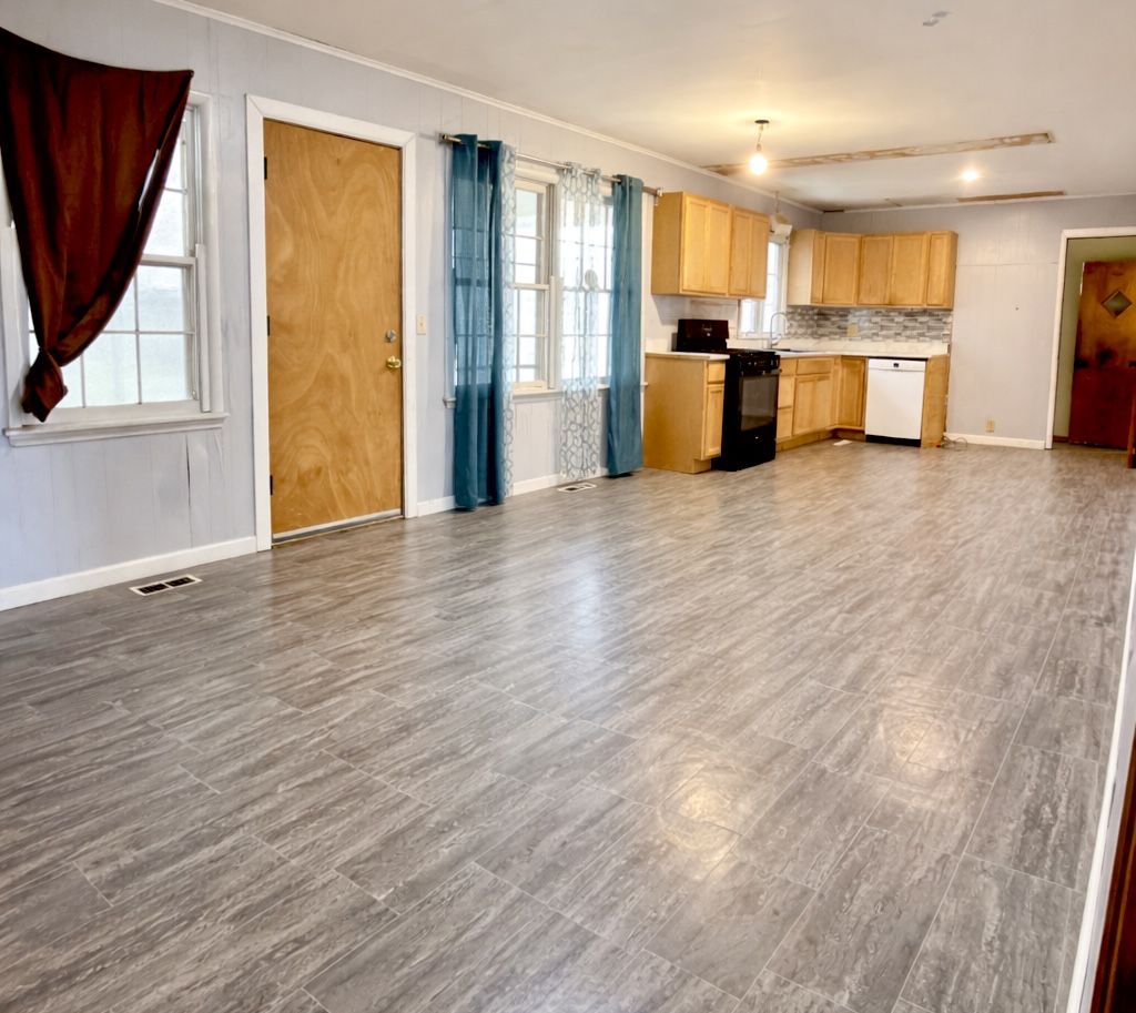 908 W Commercial Property Photo 9