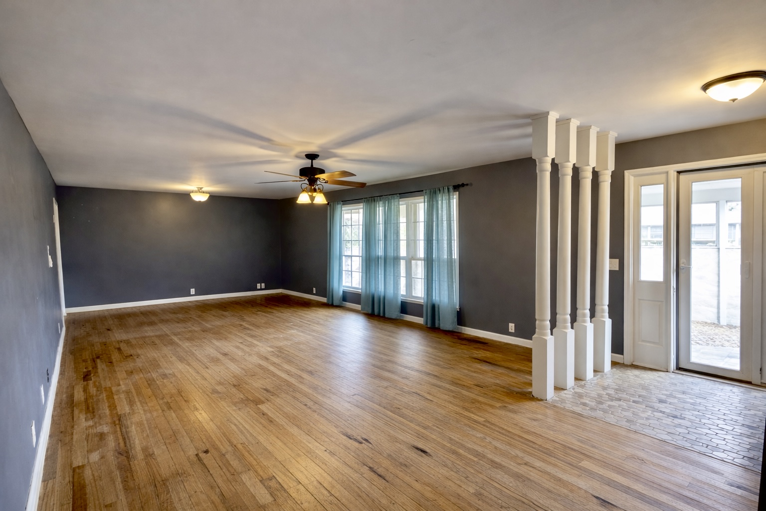 908 W Commercial Property Photo 11