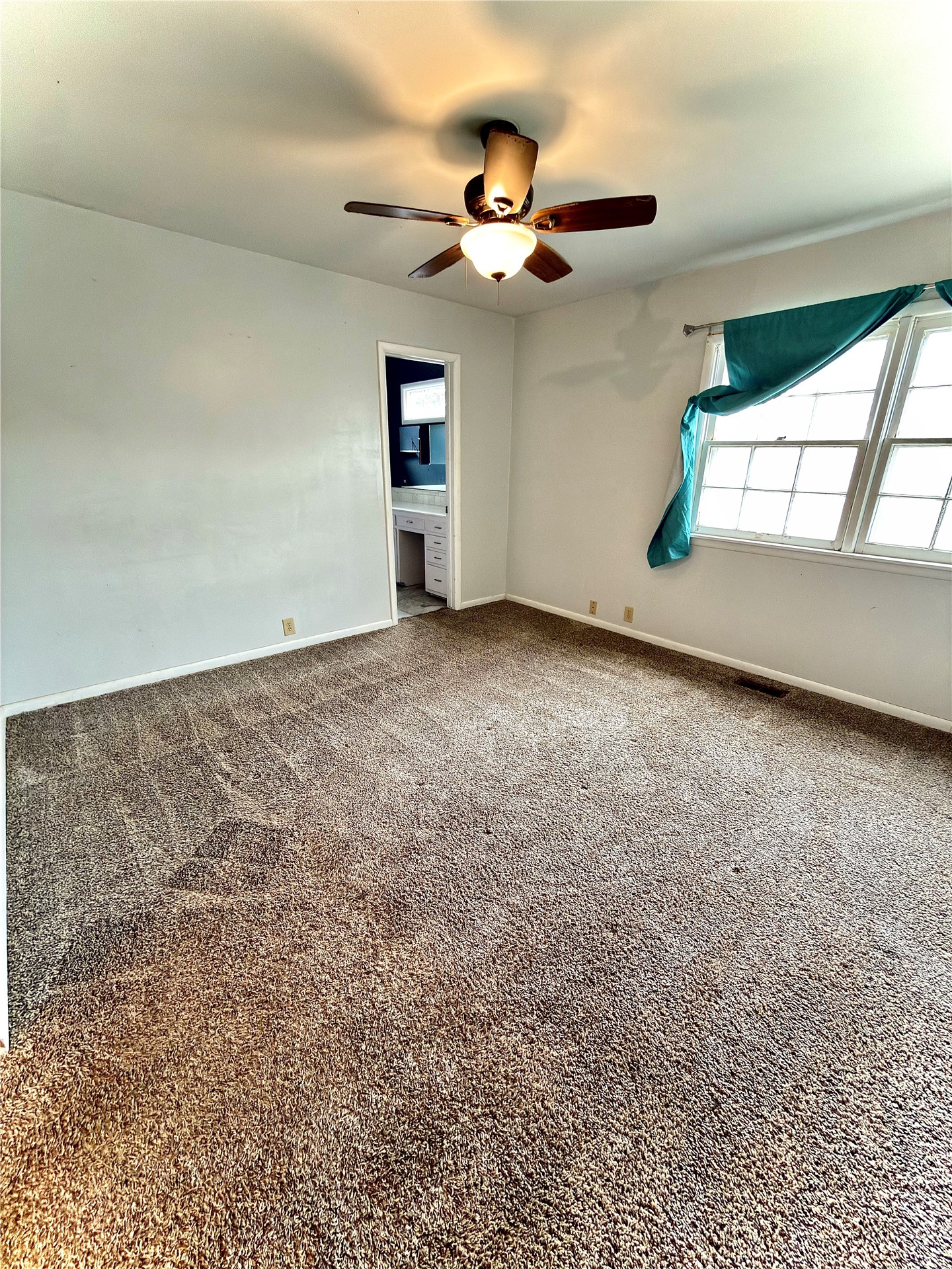 908 W Commercial Property Photo 14