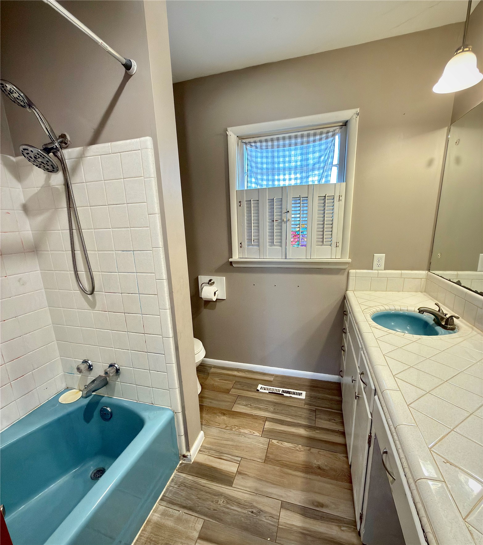 908 W Commercial Property Photo 19