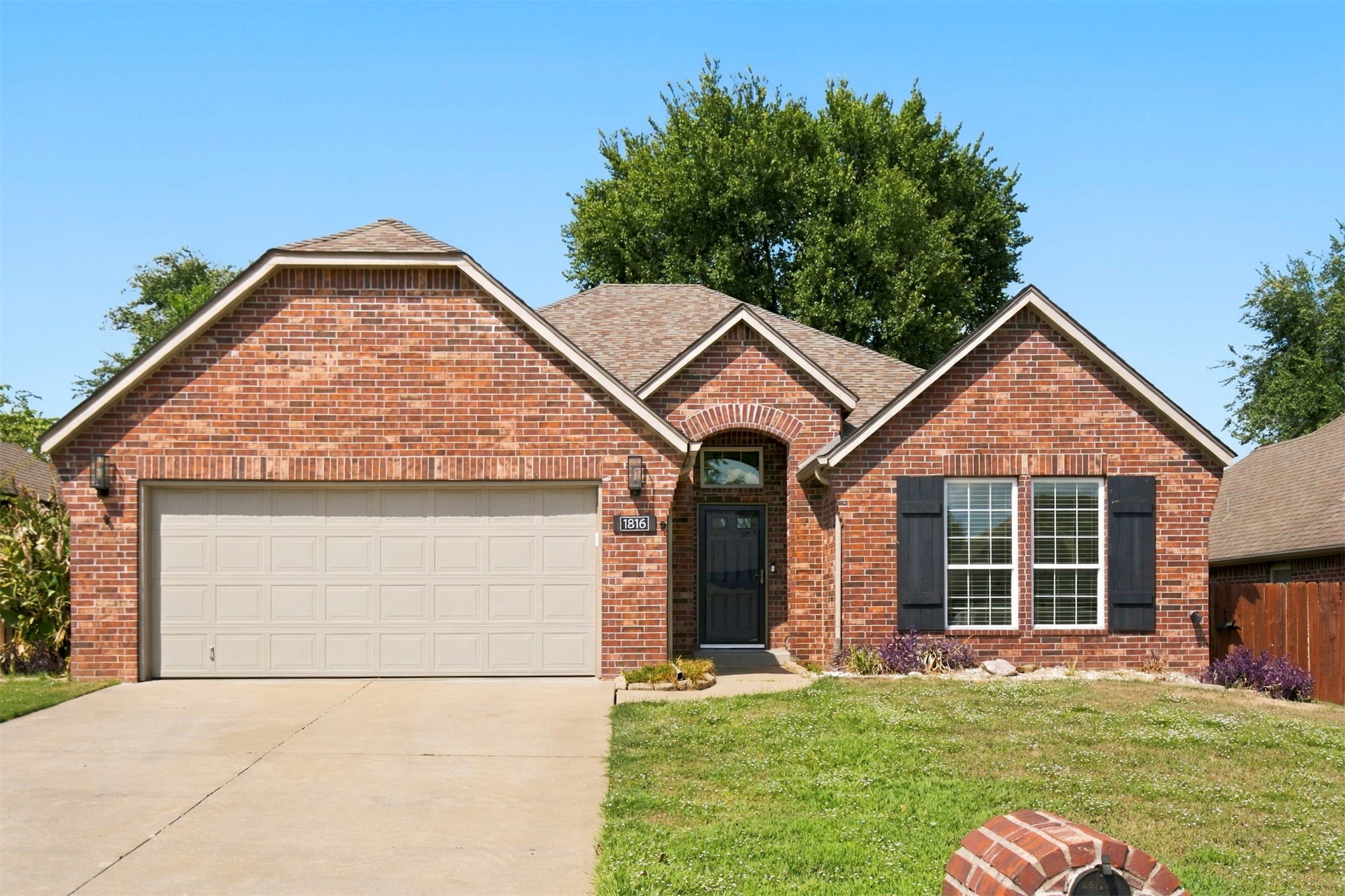 1816 E Laredo Street Property Photo 1