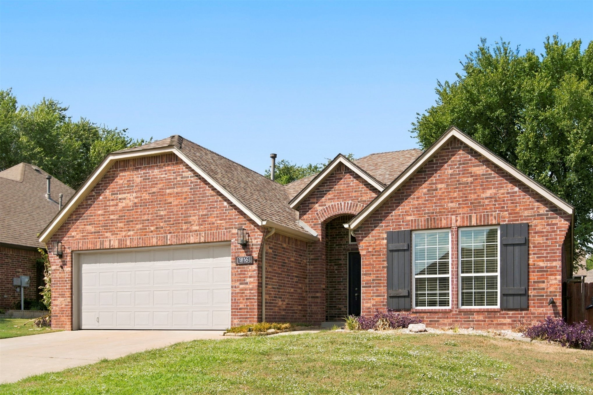 1816 E Laredo Street Property Photo 2