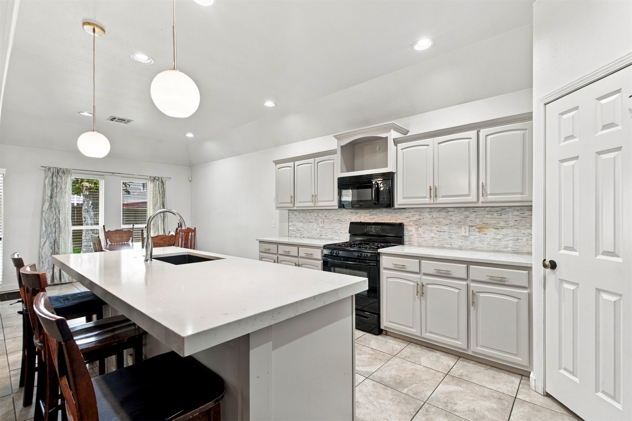 1816 E Laredo Street Property Photo 9