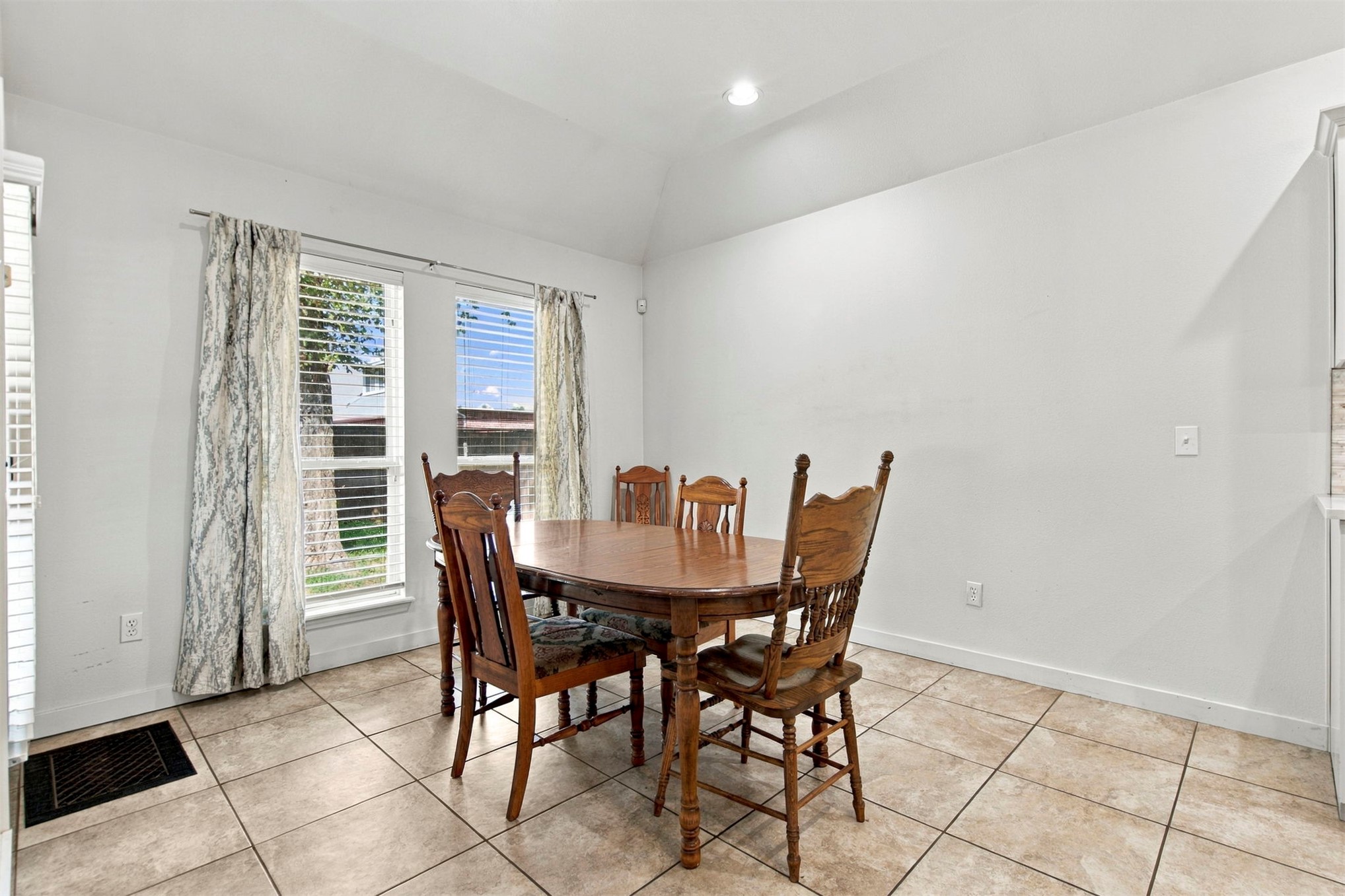 1816 E Laredo Street Property Photo 12