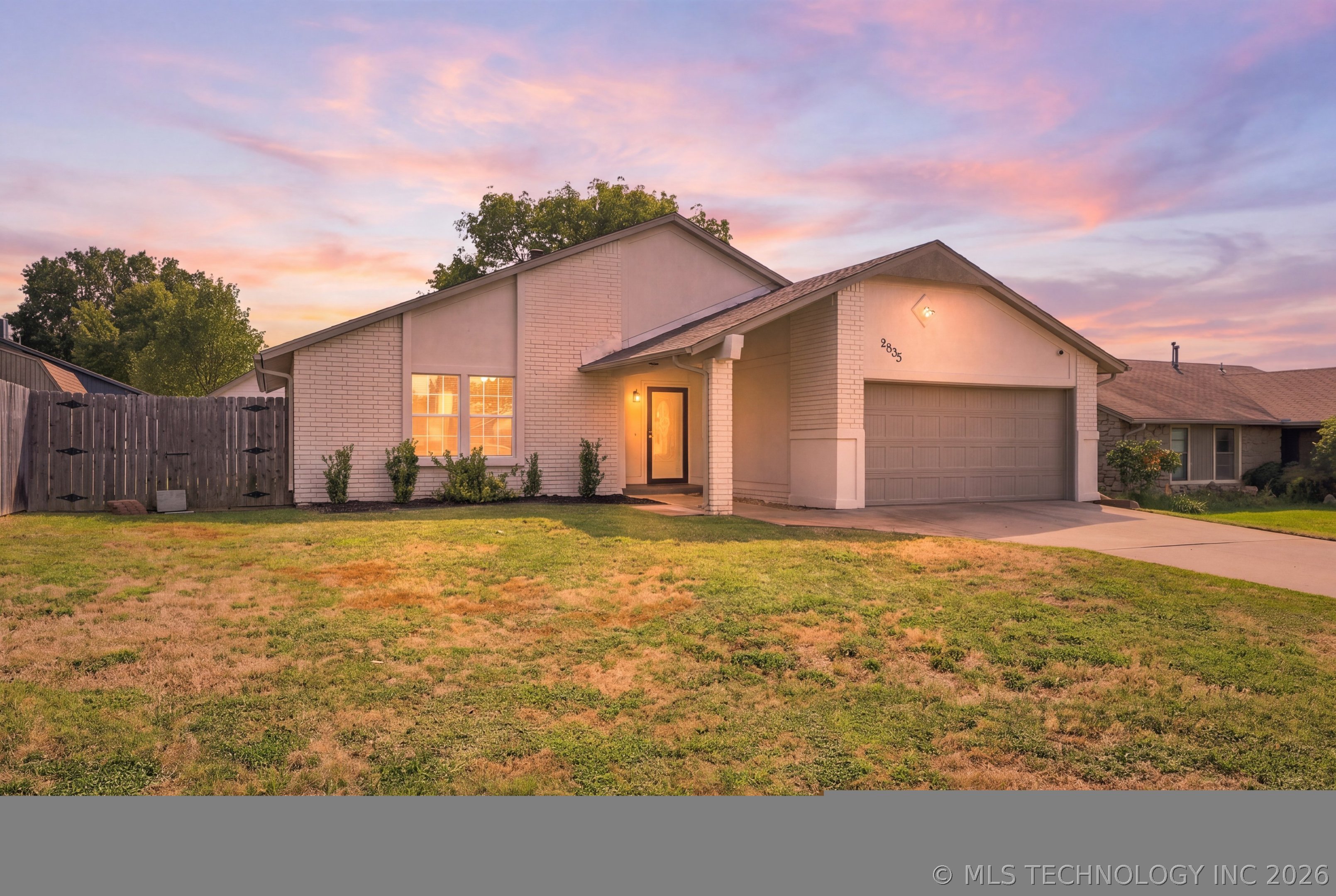 2505 E Queens Street Property Photo 1