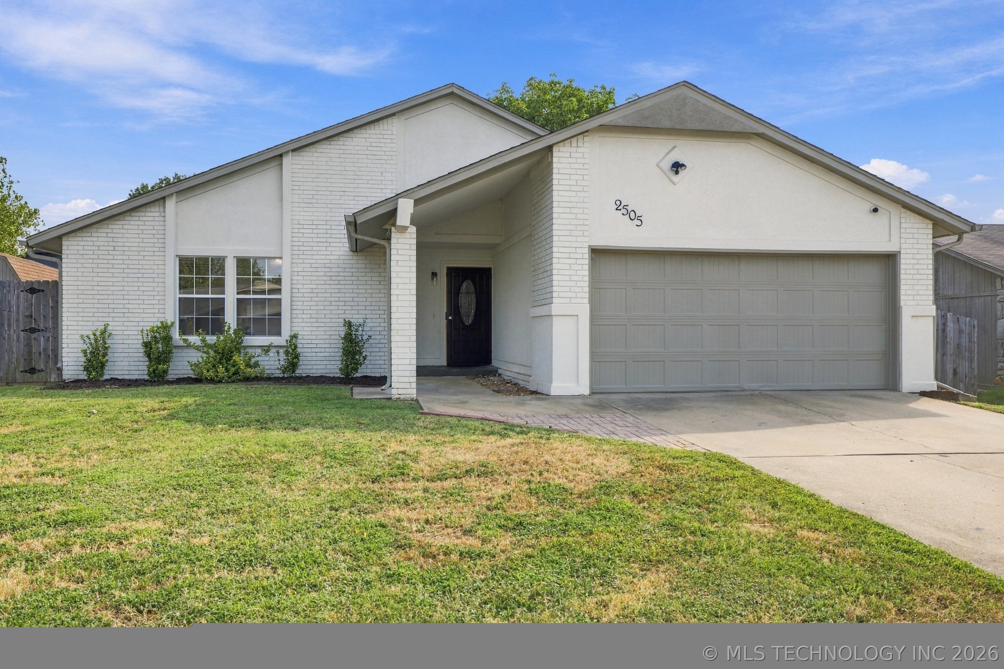 2505 E Queens Street Property Photo 2