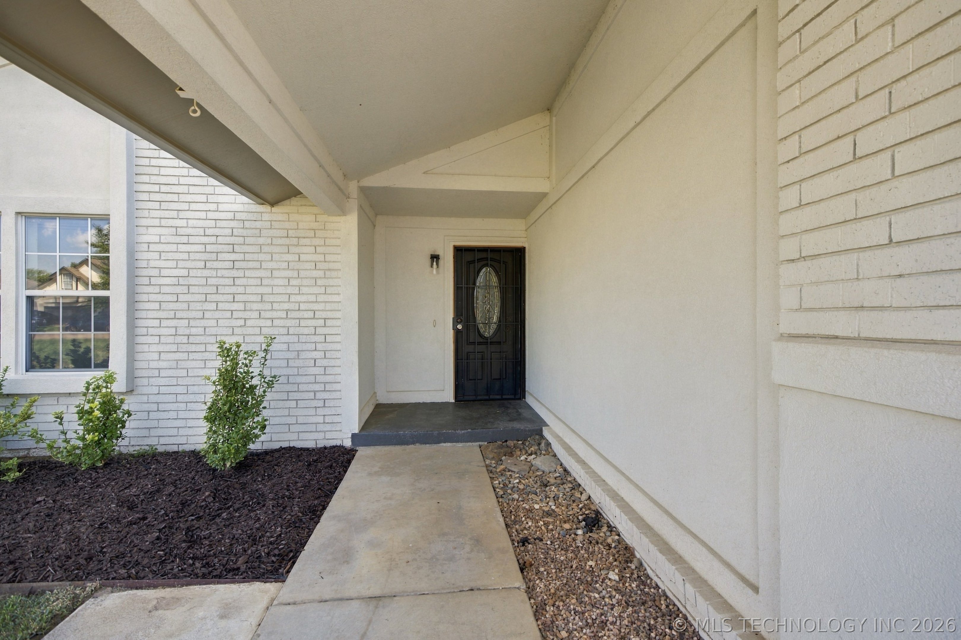 2505 E Queens Street Property Photo 3