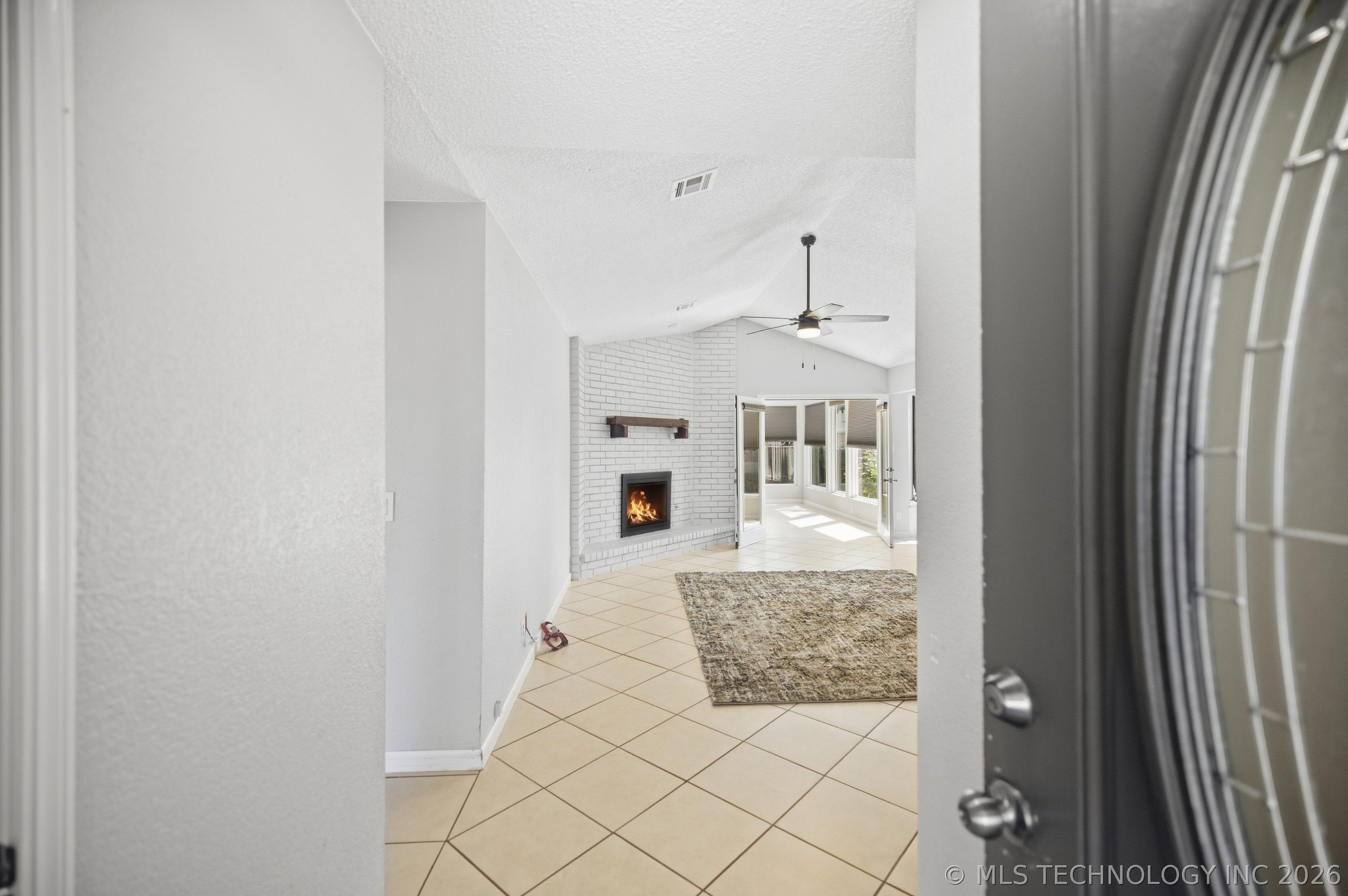 2505 E Queens Street Property Photo 4