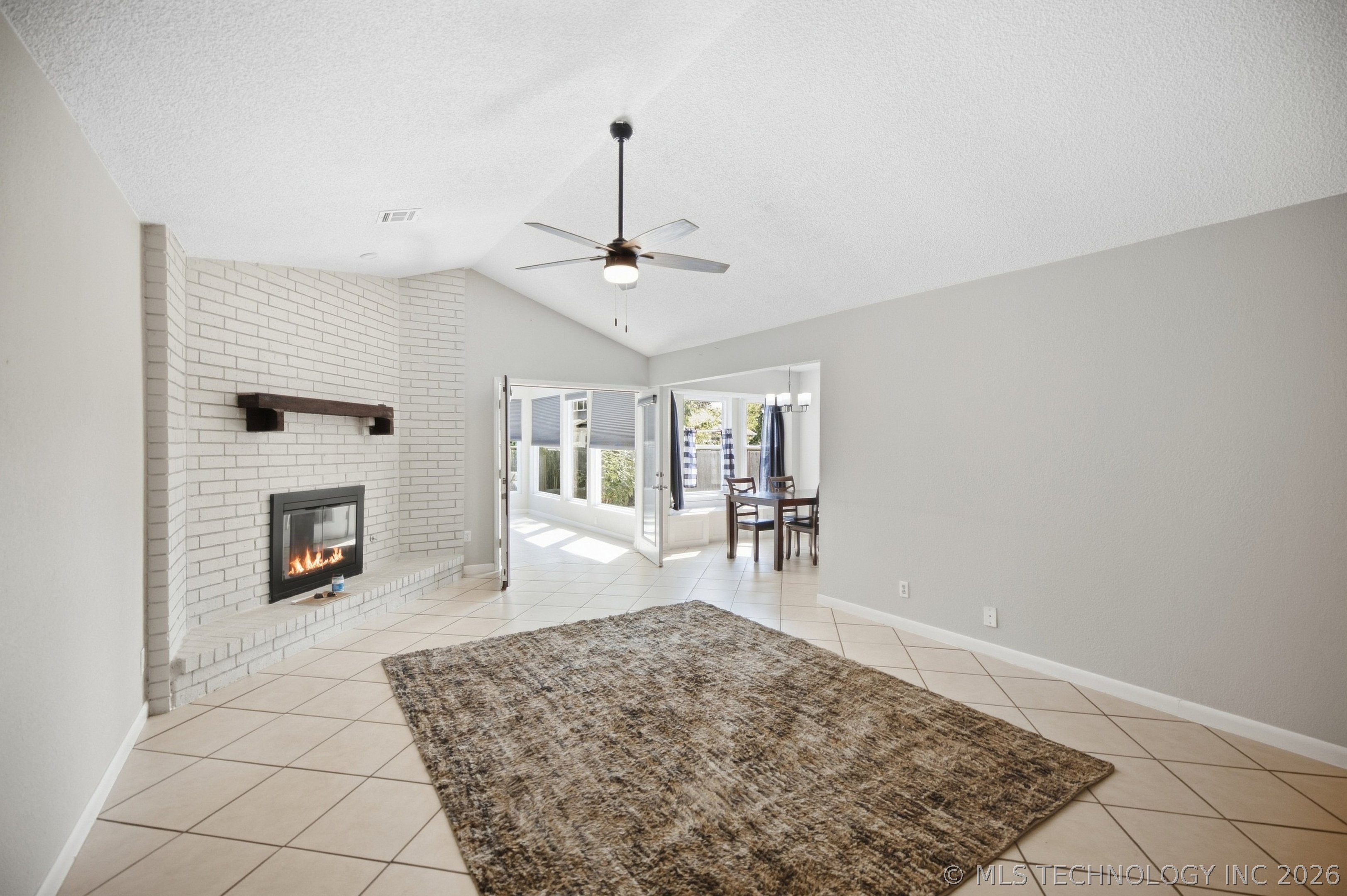 2505 E Queens Street Property Photo 5