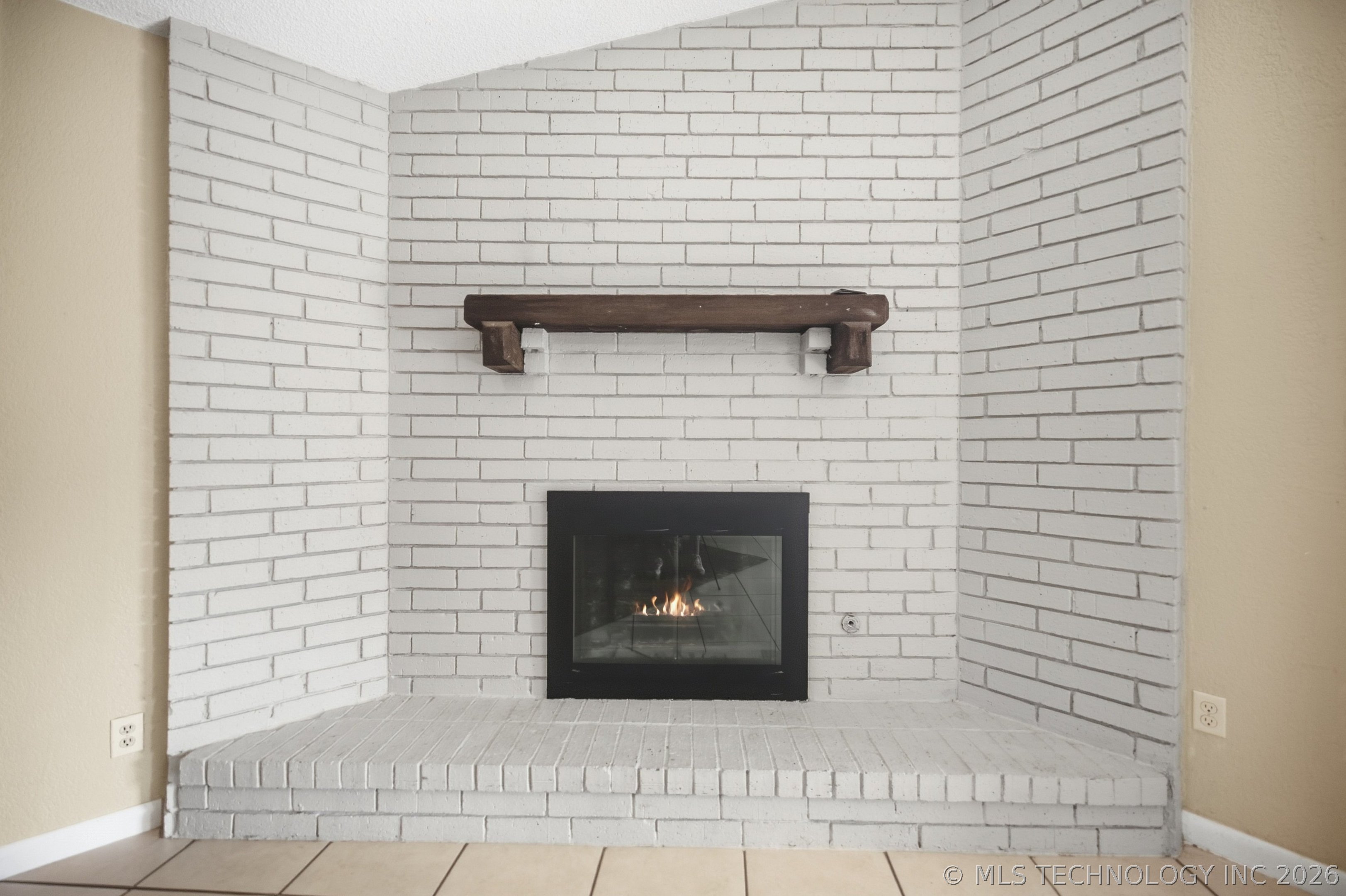 2505 E Queens Street Property Photo 6