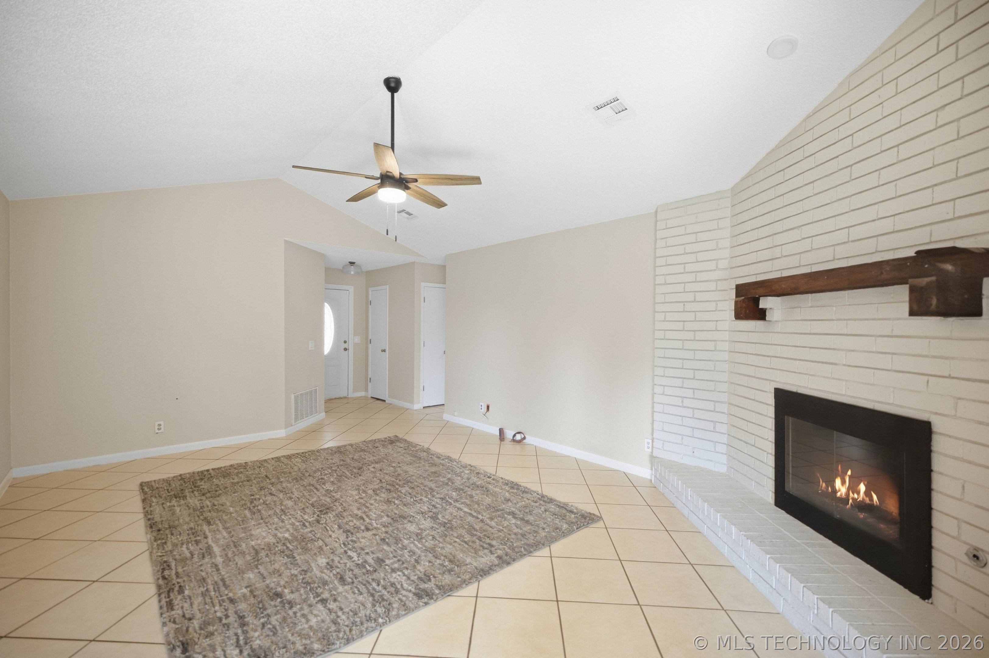2505 E Queens Street Property Photo 7