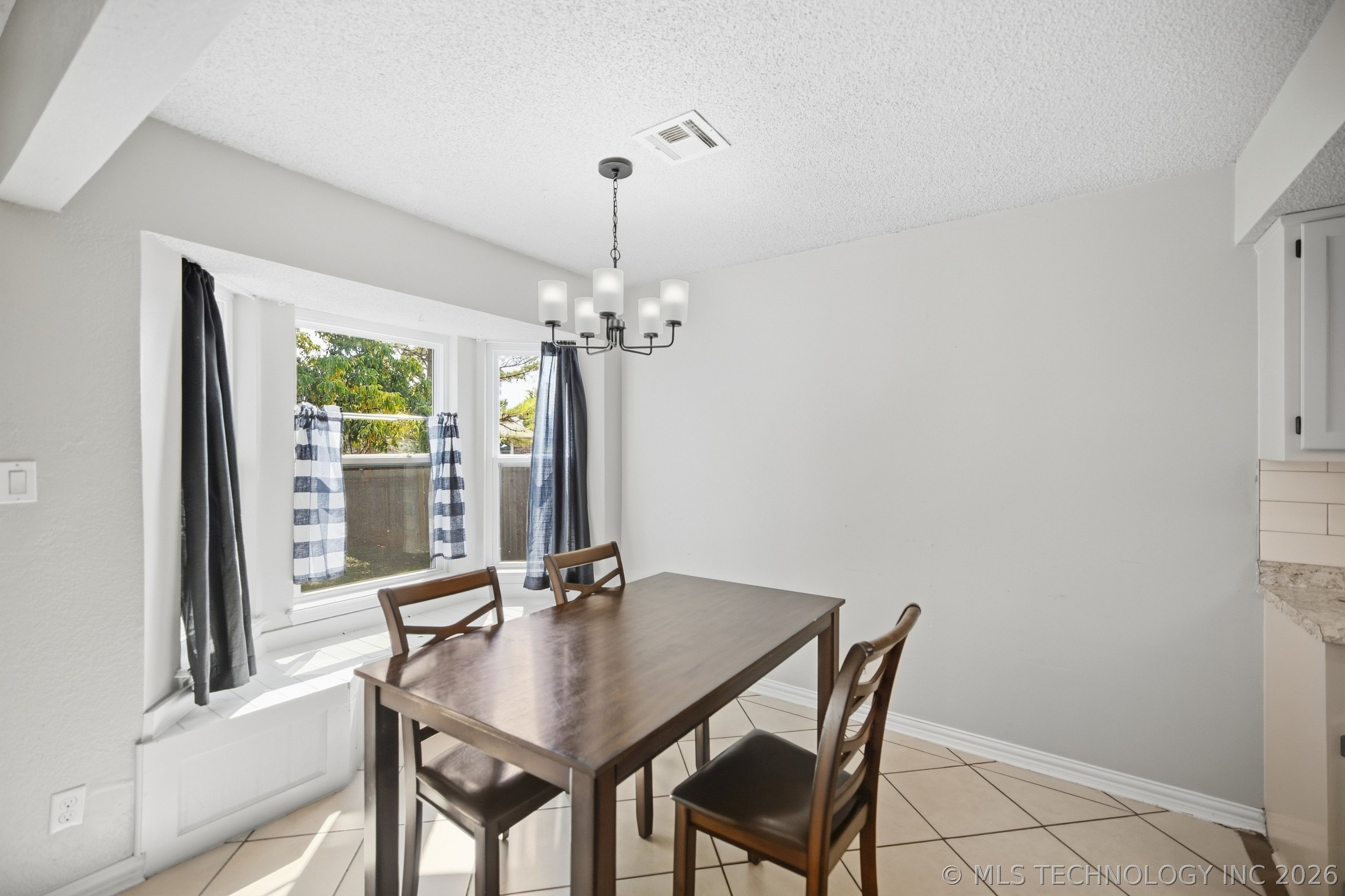 2505 E Queens Street Property Photo 10