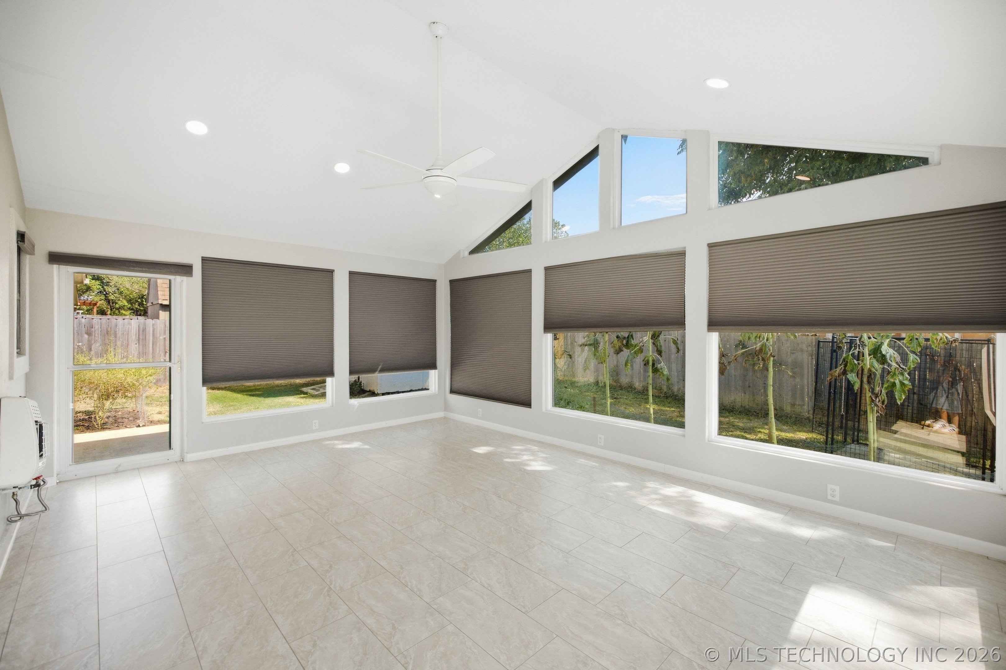 2505 E Queens Street Property Photo 11