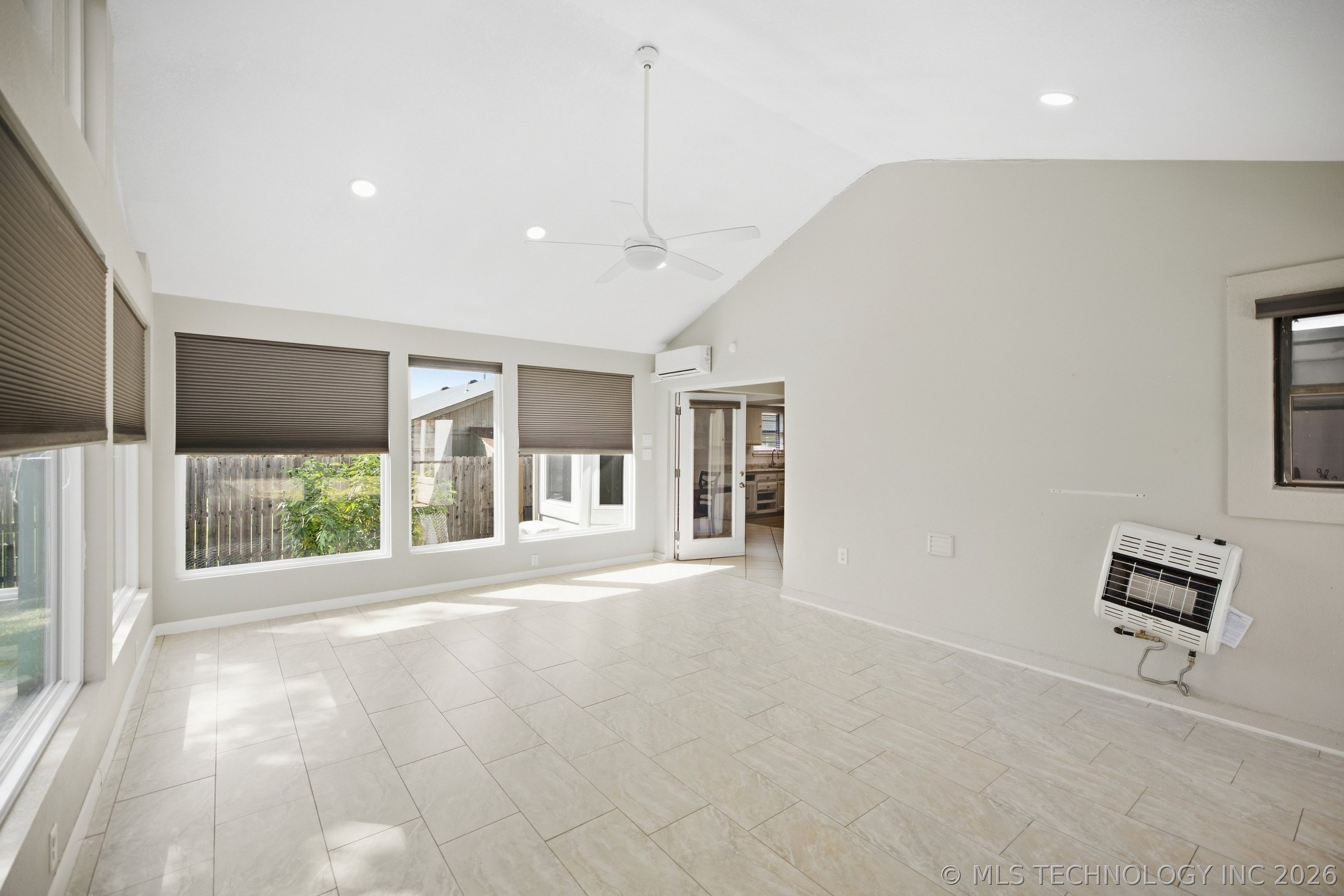 2505 E Queens Street Property Photo 12