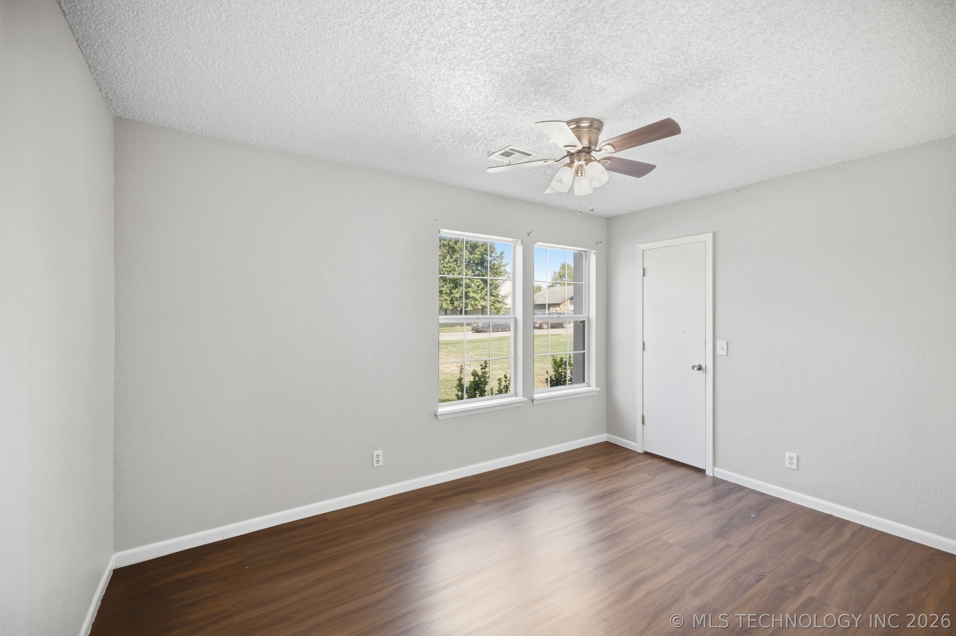 2505 E Queens Street Property Photo 16