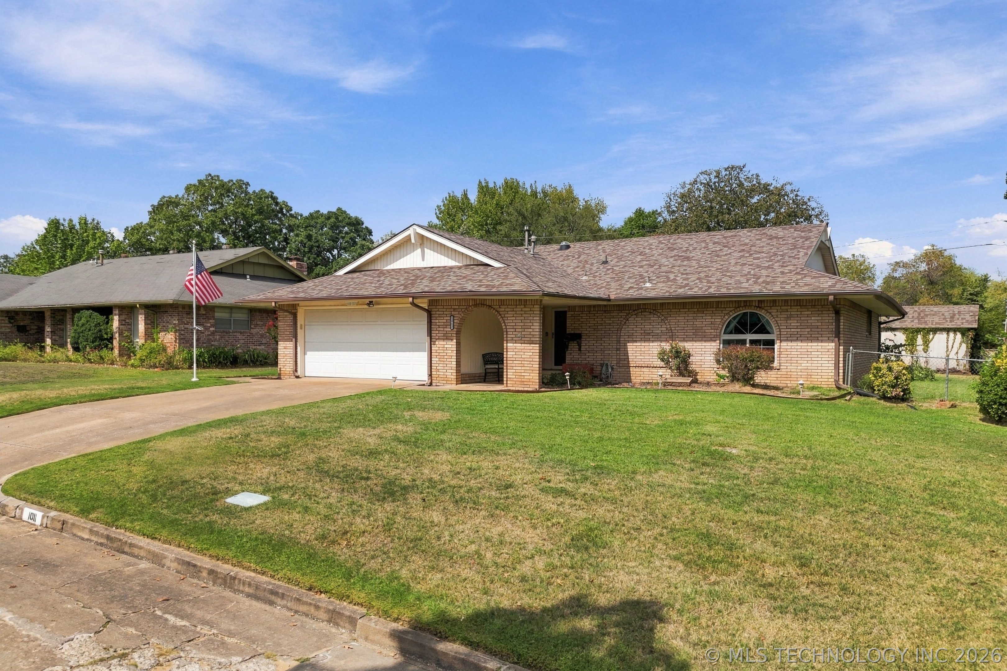 1011 E Teresa Avenue Property Photo 2