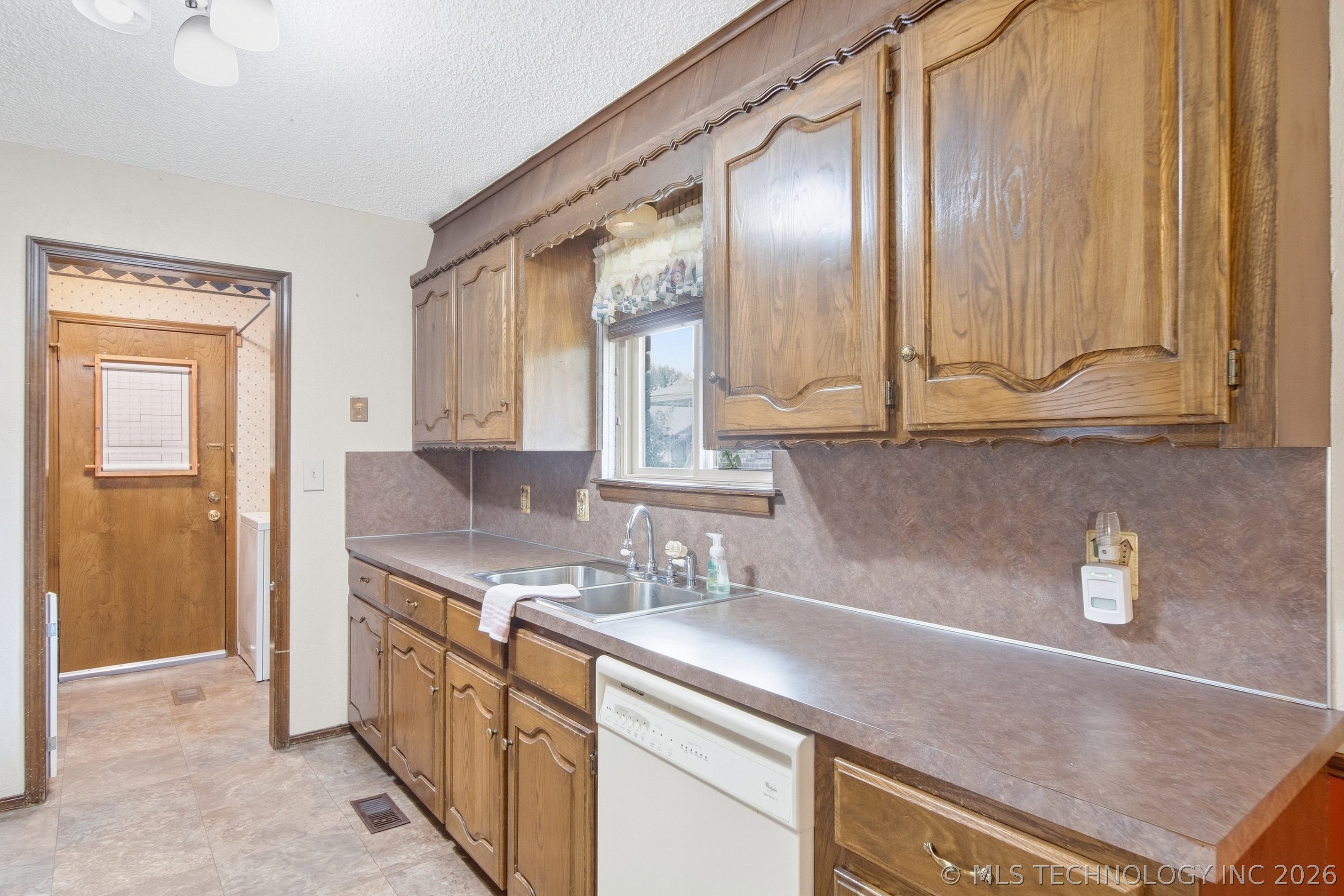 1011 E Teresa Avenue Property Photo 11