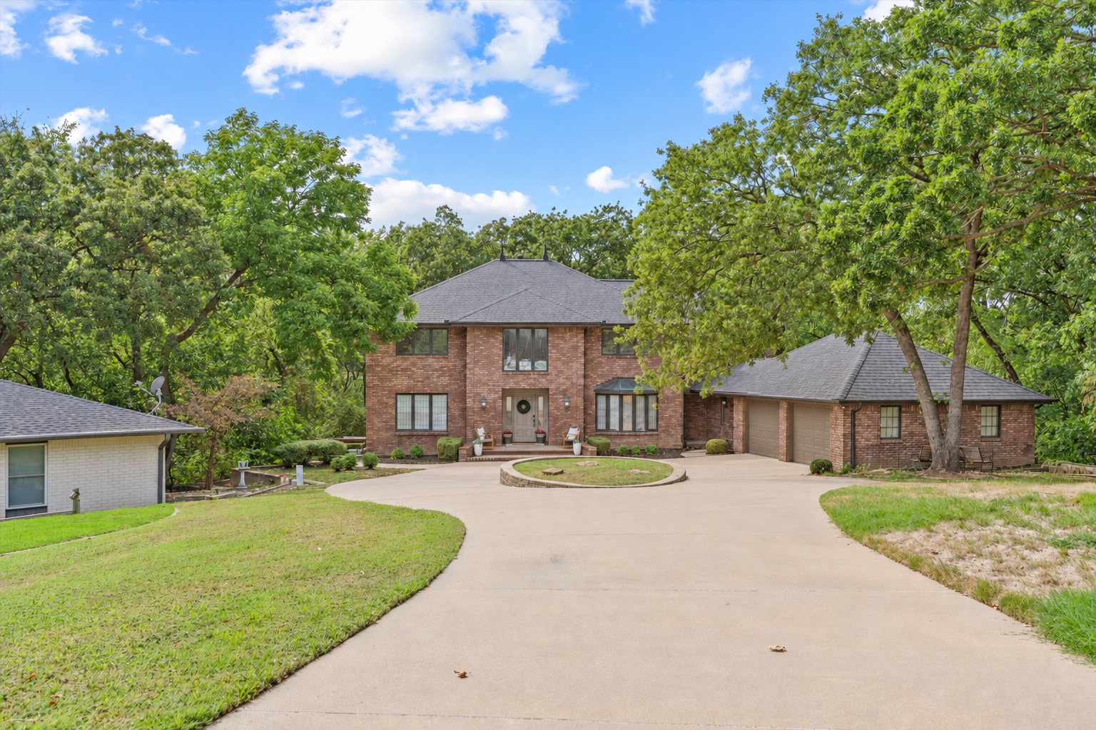 601 Oakridge Drive Property Photo 1