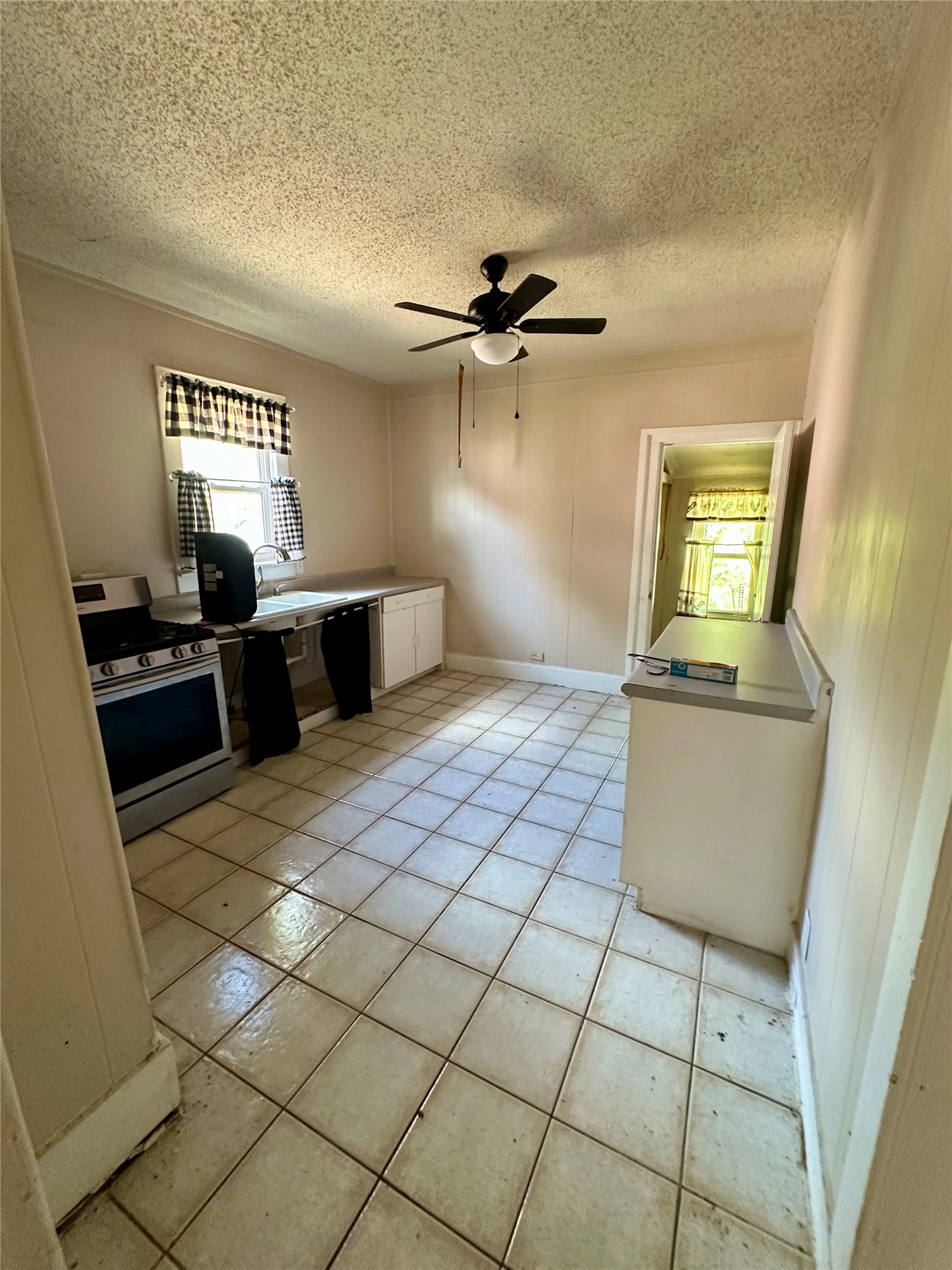 319 W Madison Avenue Property Photo 5