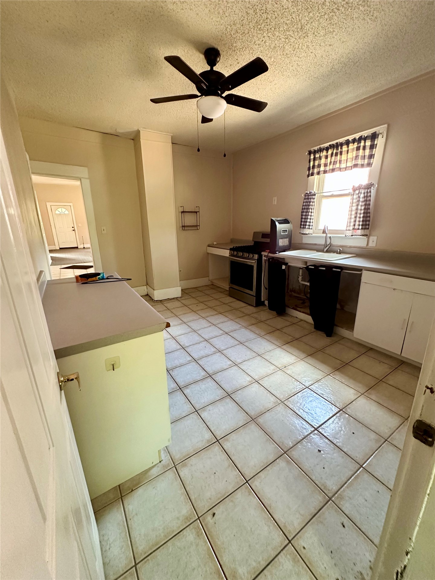 319 W Madison Avenue Property Photo 6