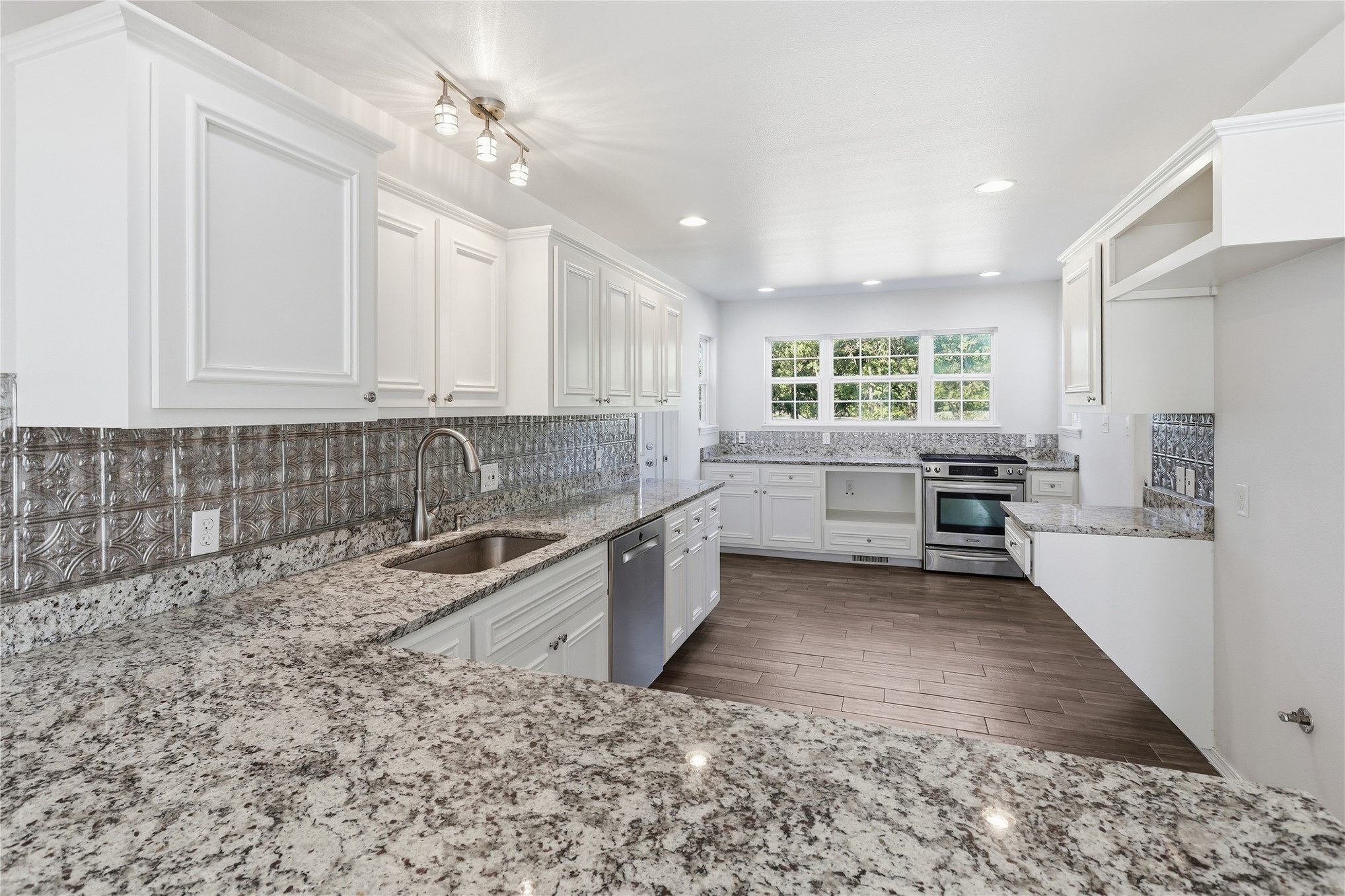 2631 W 68th Street Property Photo 6