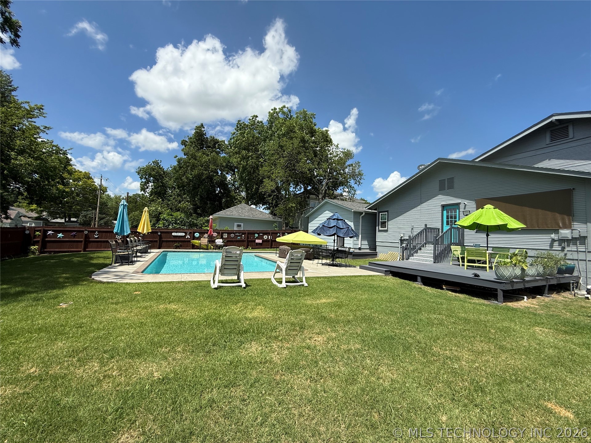 1433 S Dewey Avenue Property Photo 4