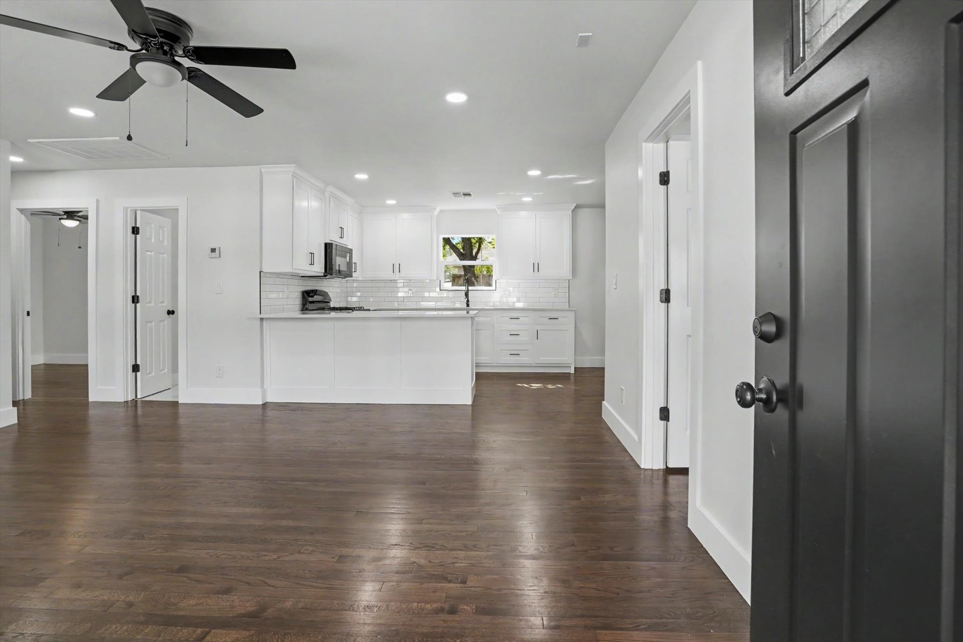 1040 N New Haven Avenue Property Photo 3