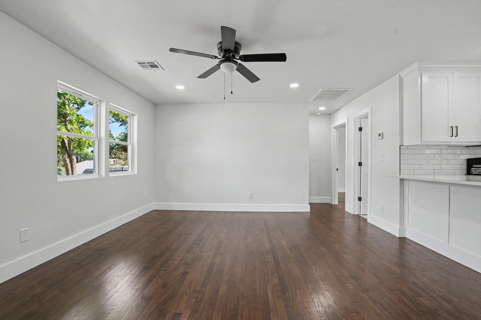 1040 N New Haven Avenue Property Photo 4