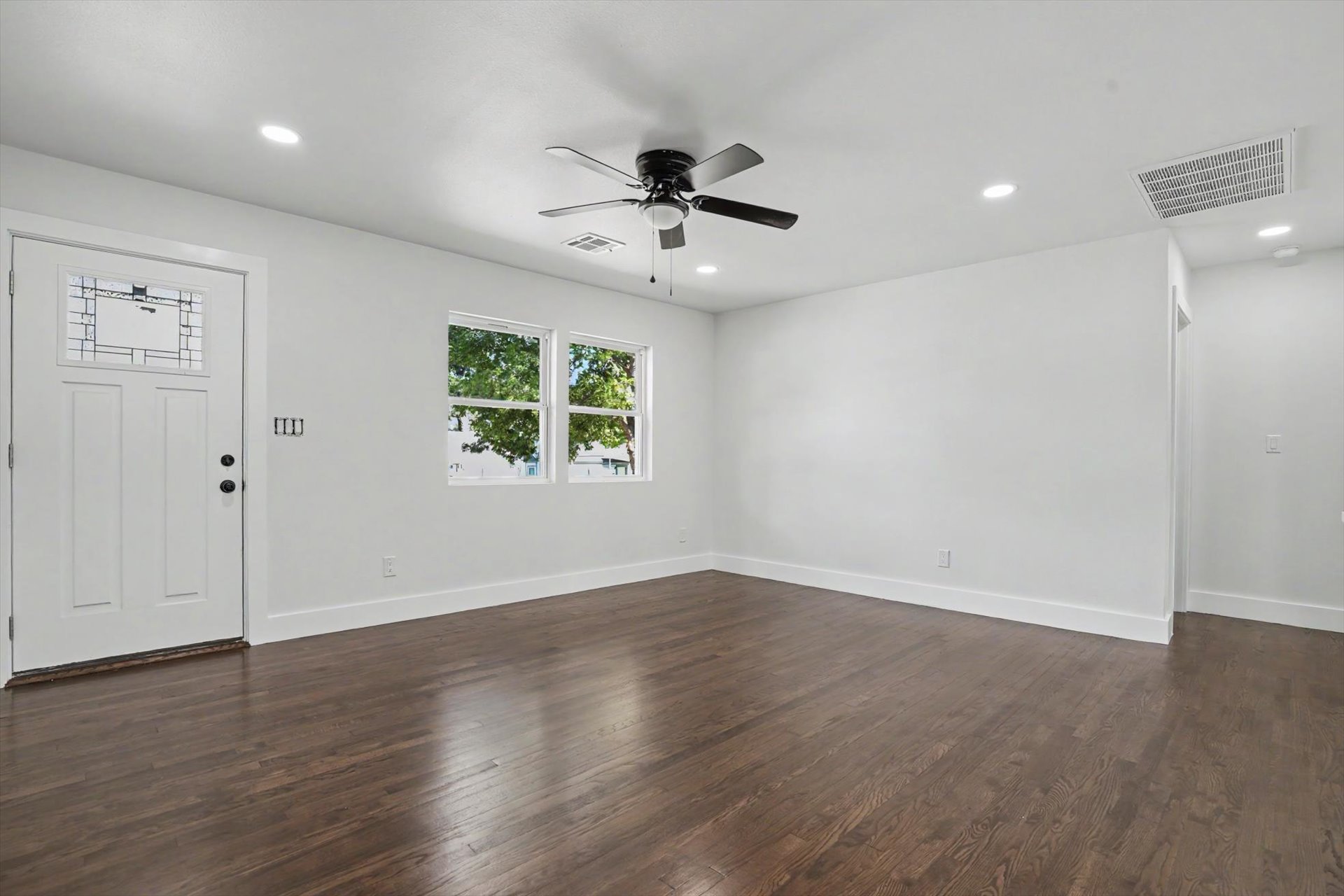 1040 N New Haven Avenue Property Photo 5