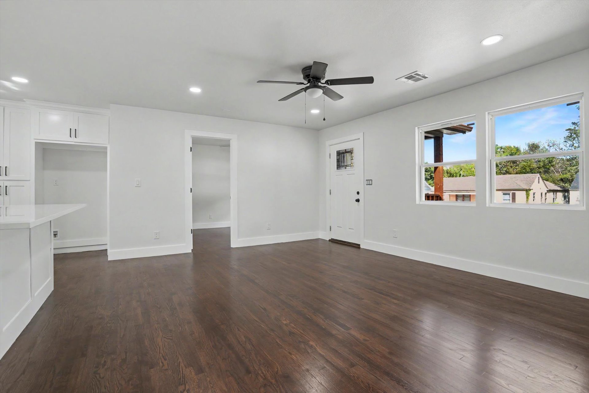 1040 N New Haven Avenue Property Photo 6