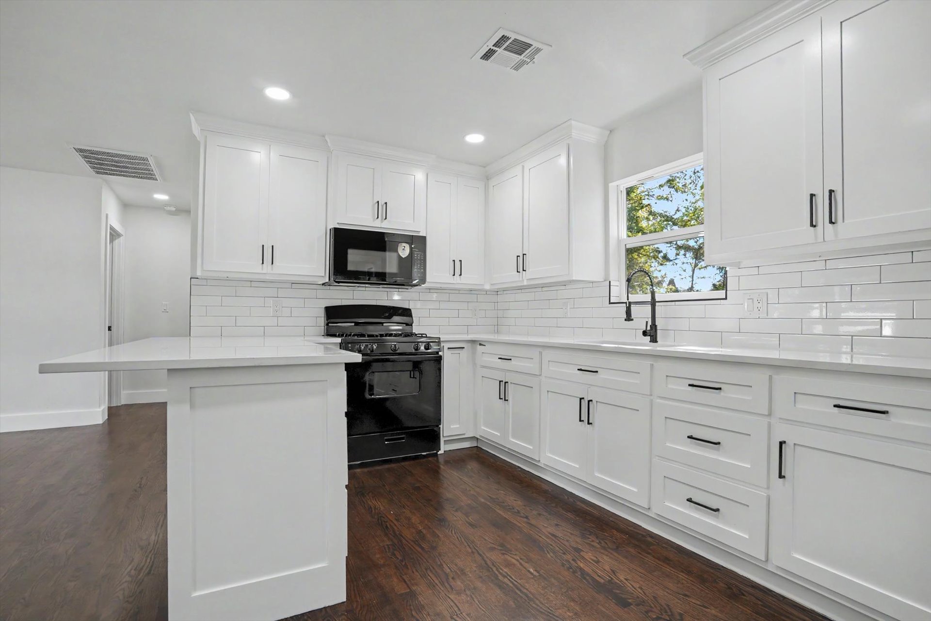 1040 N New Haven Avenue Property Photo 8