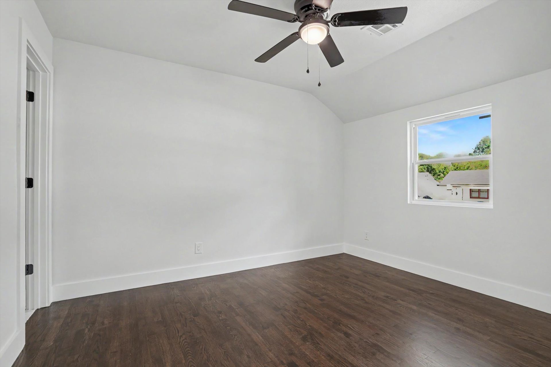 1040 N New Haven Avenue Property Photo 13