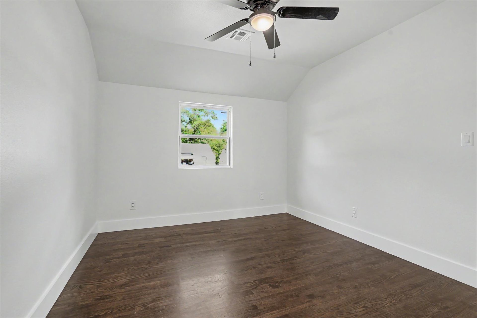 1040 N New Haven Avenue Property Photo 14