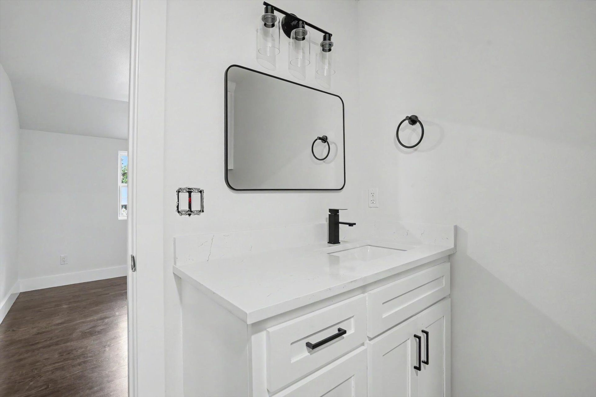 1040 N New Haven Avenue Property Photo 17