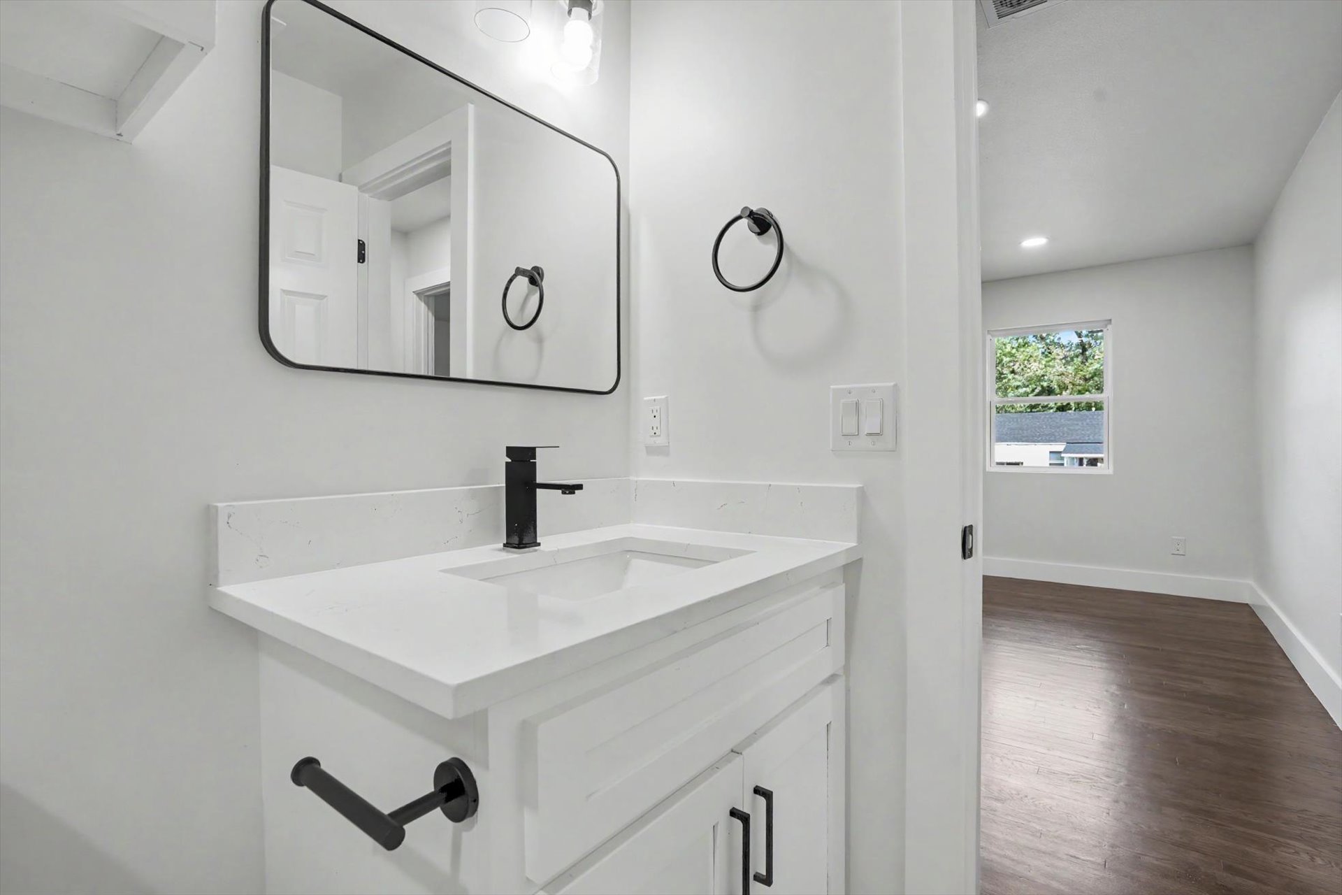 1040 N New Haven Avenue Property Photo 22