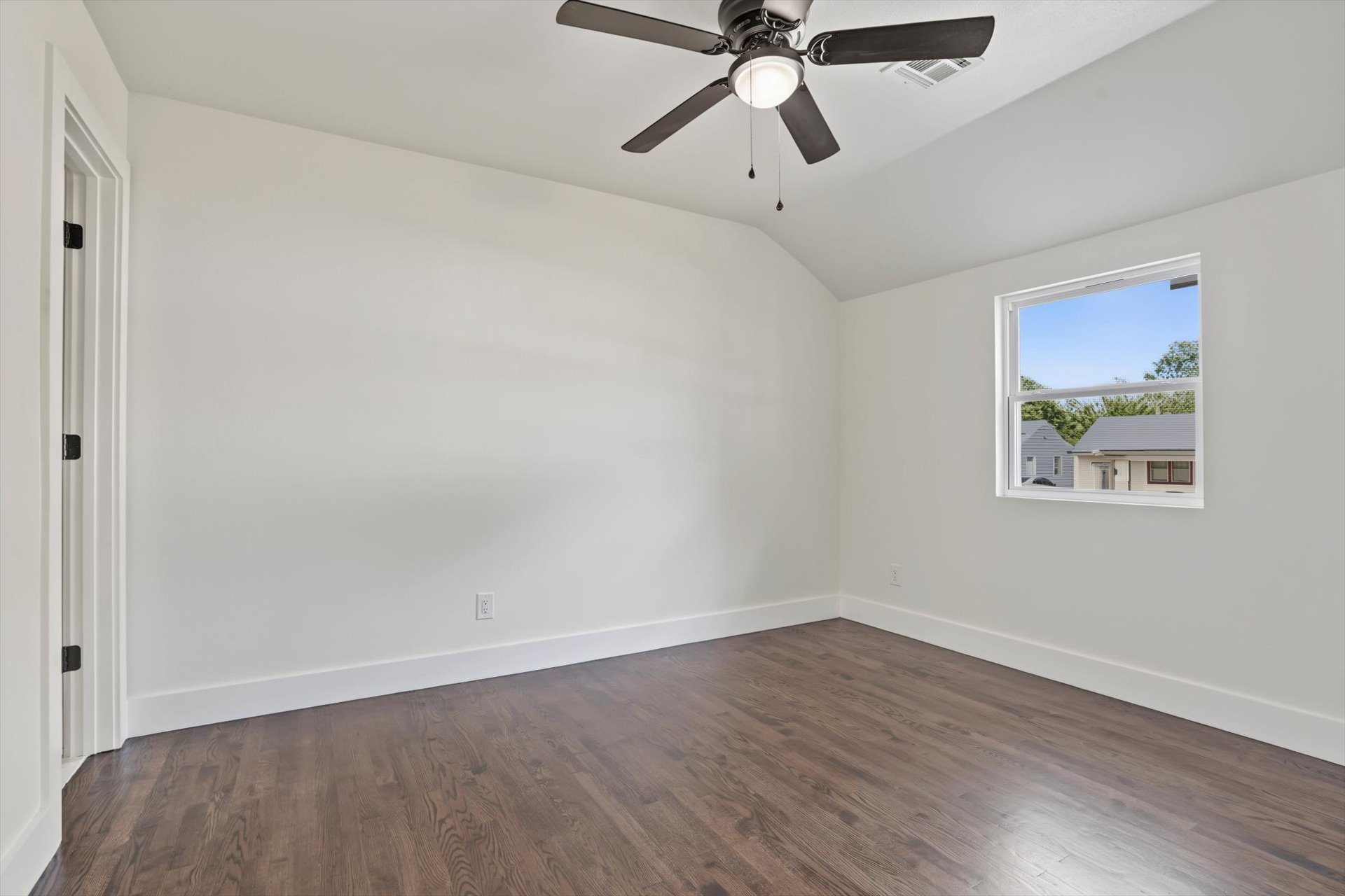 1040 N New Haven Avenue Property Photo 28