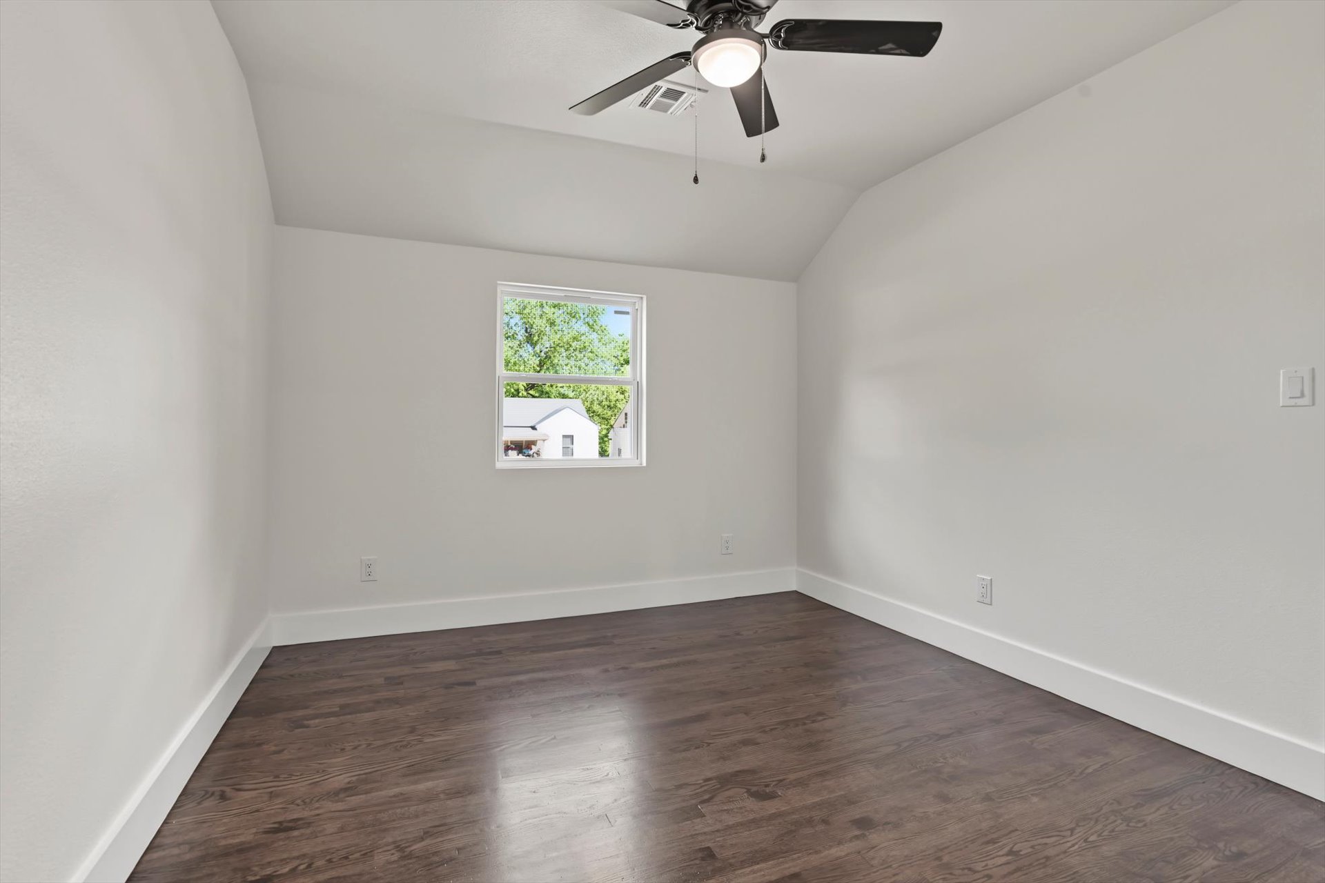 1040 N New Haven Avenue Property Photo 29