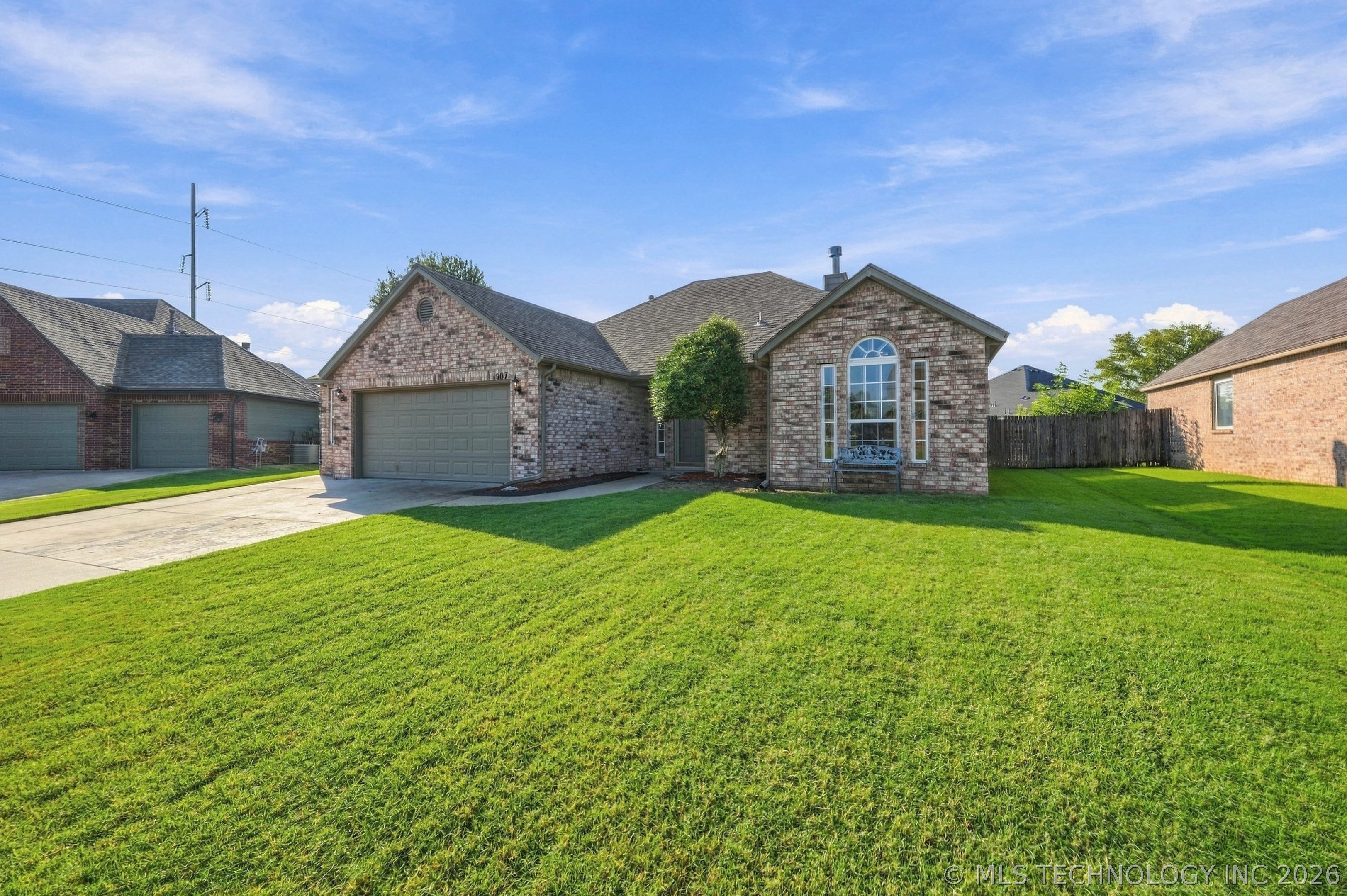 1507 W Vicksburg Place Property Photo 3