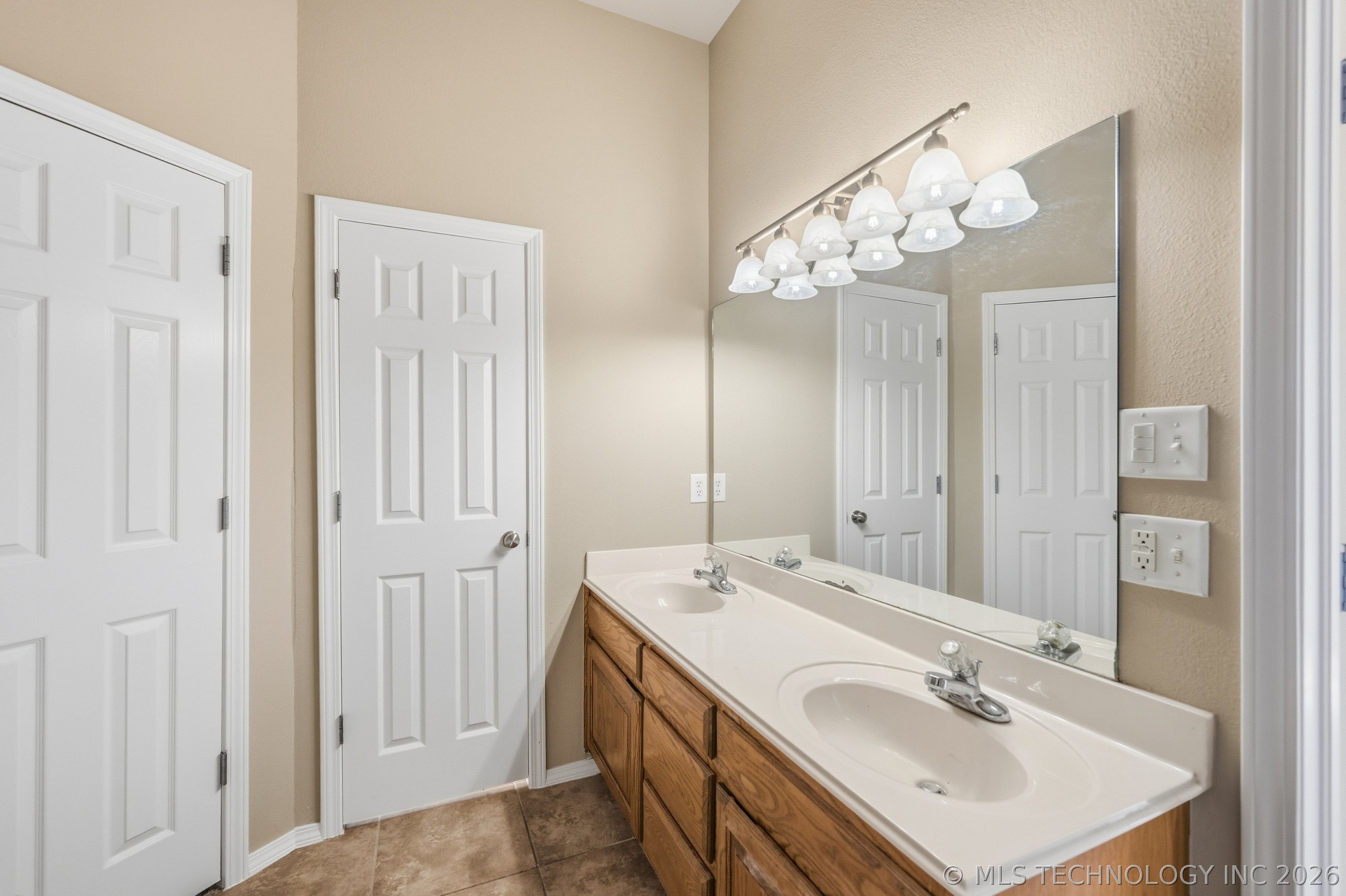 1507 W Vicksburg Place Property Photo 18