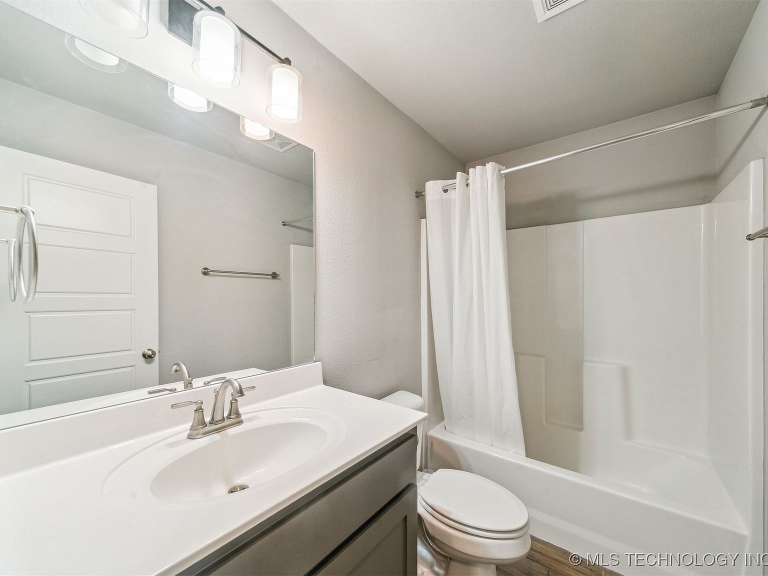 2029 W Huntsville Place Property Photo 8