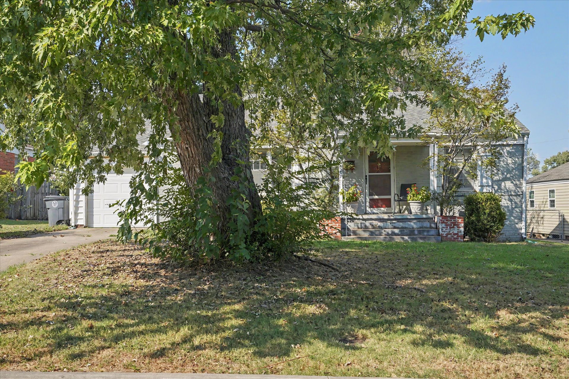 5427 E 5th Place Property Photo 3