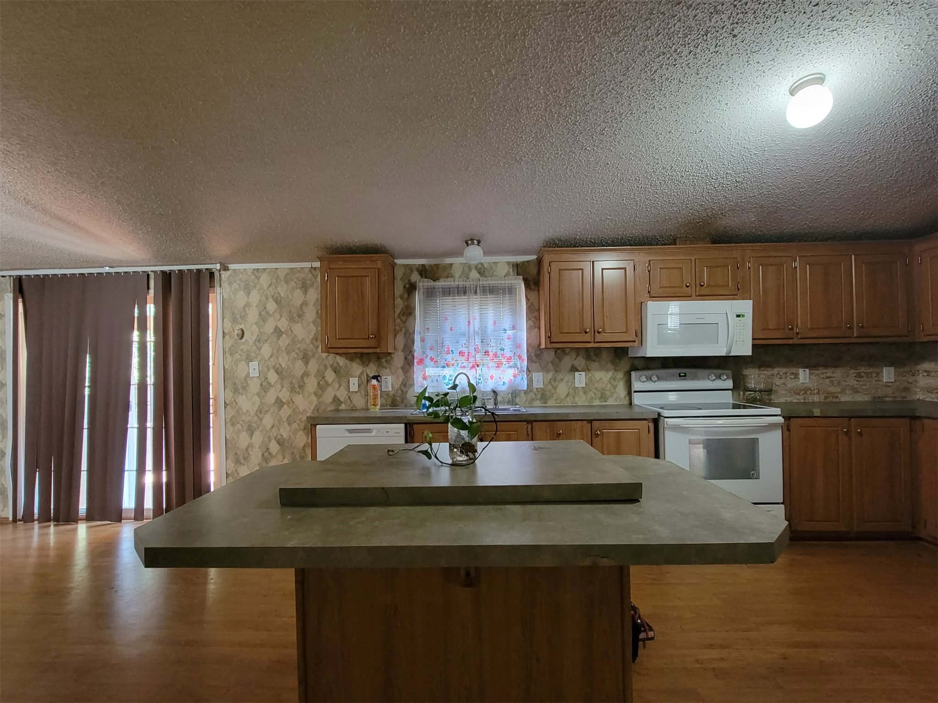 302 E Schley Street Property Photo 2