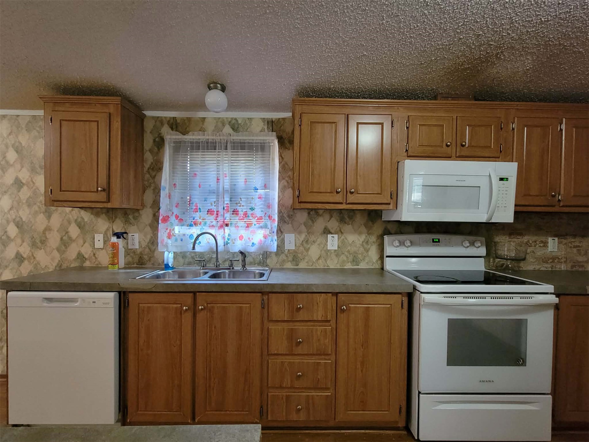 302 E Schley Street Property Photo 4