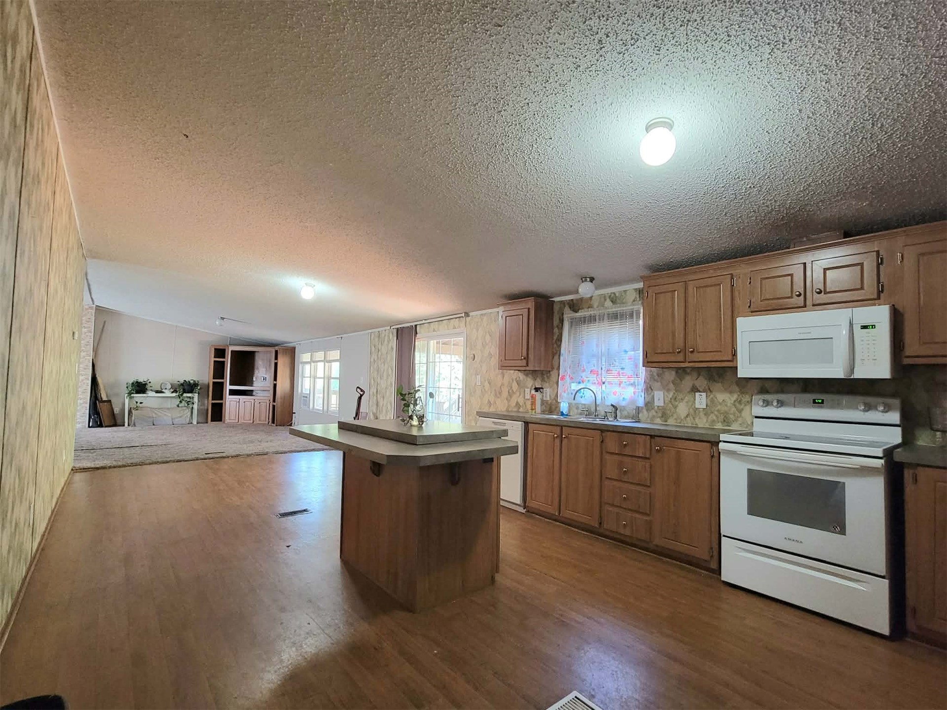302 E Schley Street Property Photo 5
