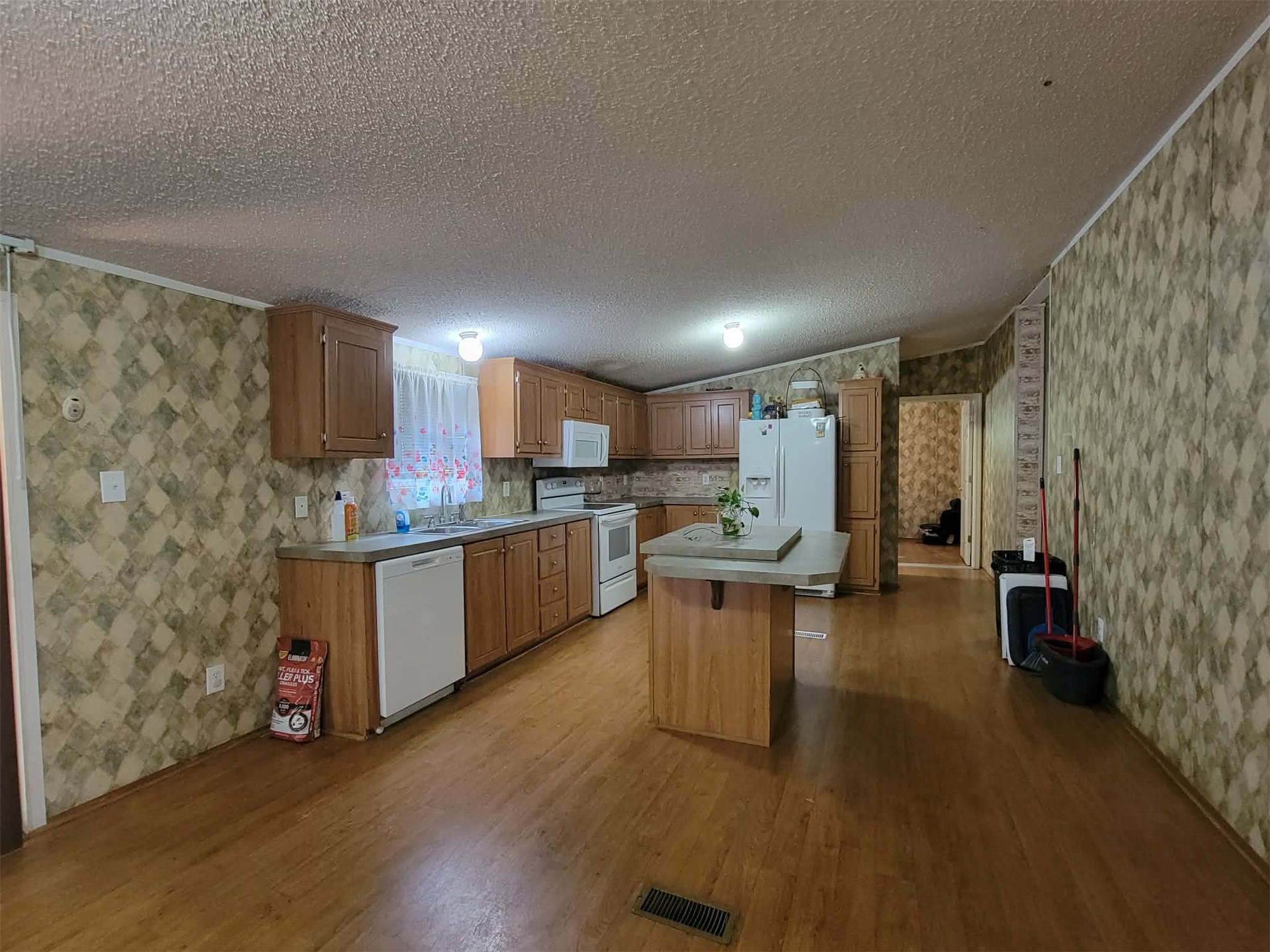302 E Schley Street Property Photo 6
