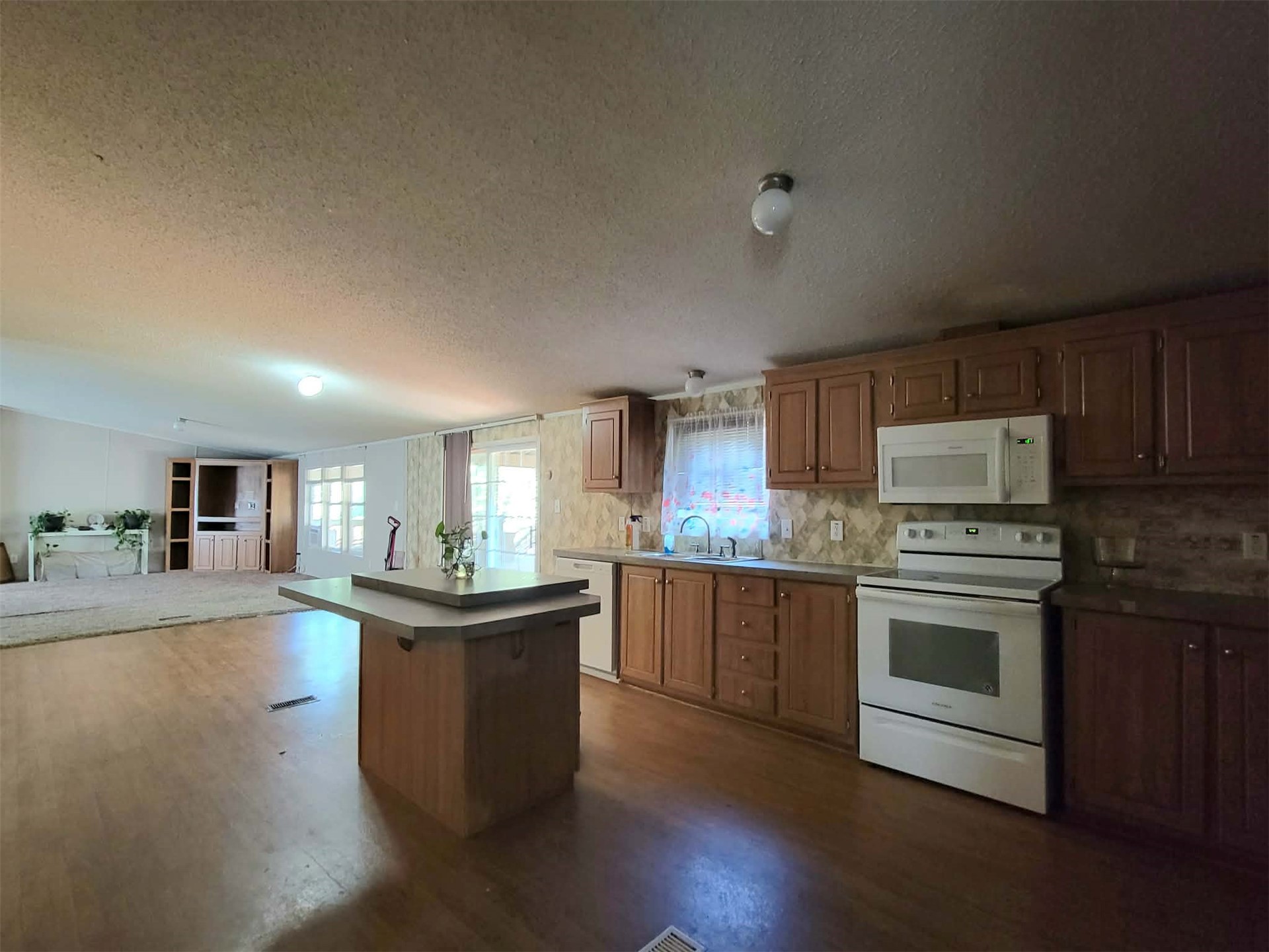 302 E Schley Street Property Photo 7