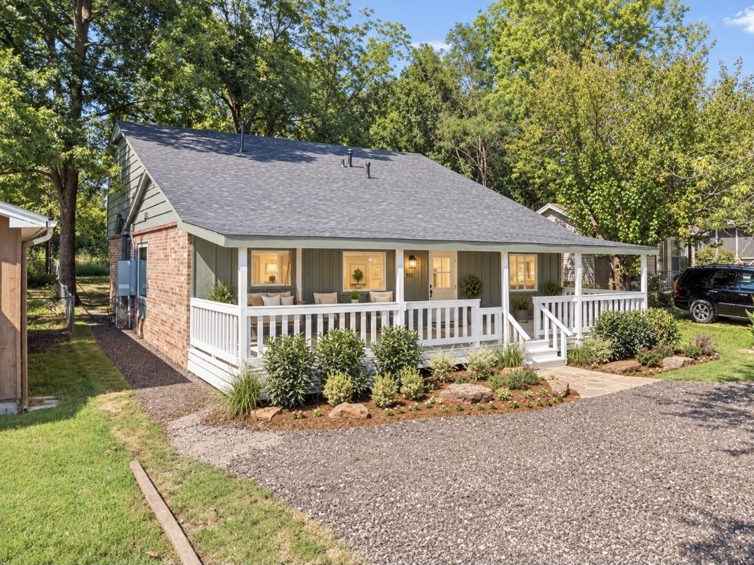 512 W Dallas Street Property Photo 1